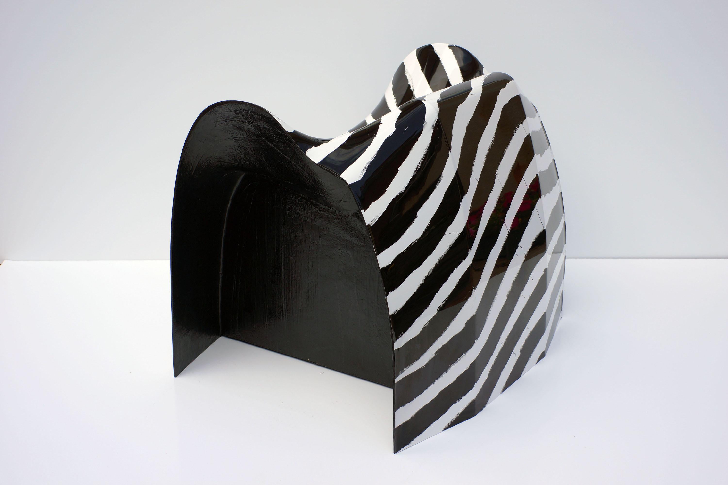 XXI secolo e contemporaneo Sedia Organic Loop Stripes in composito di fibra di vetro dipinta a mano di Julian Mayor in vendita