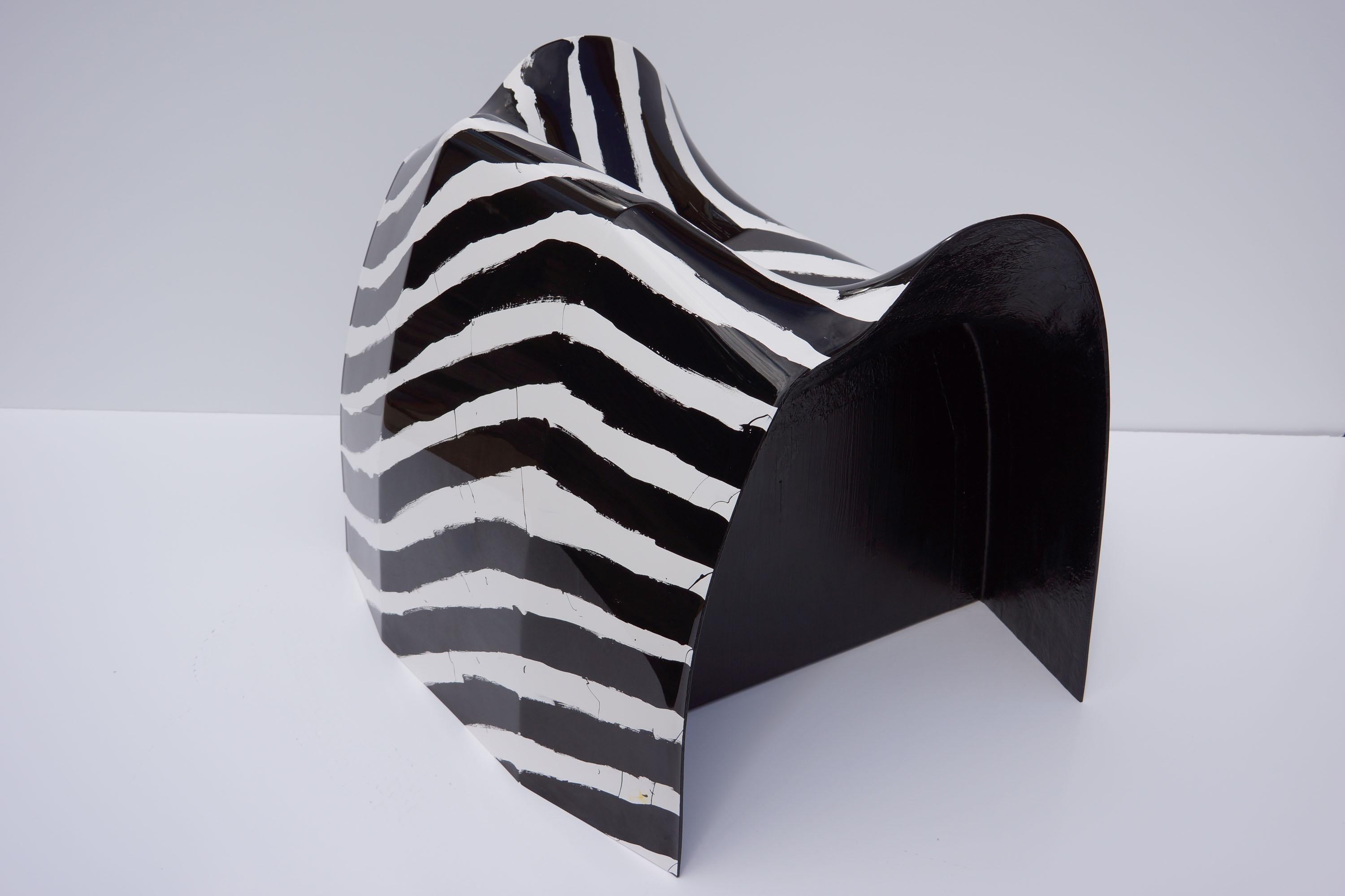 Sedia Organic Loop Stripes in composito di fibra di vetro dipinta a mano di Julian Mayor in vendita 1