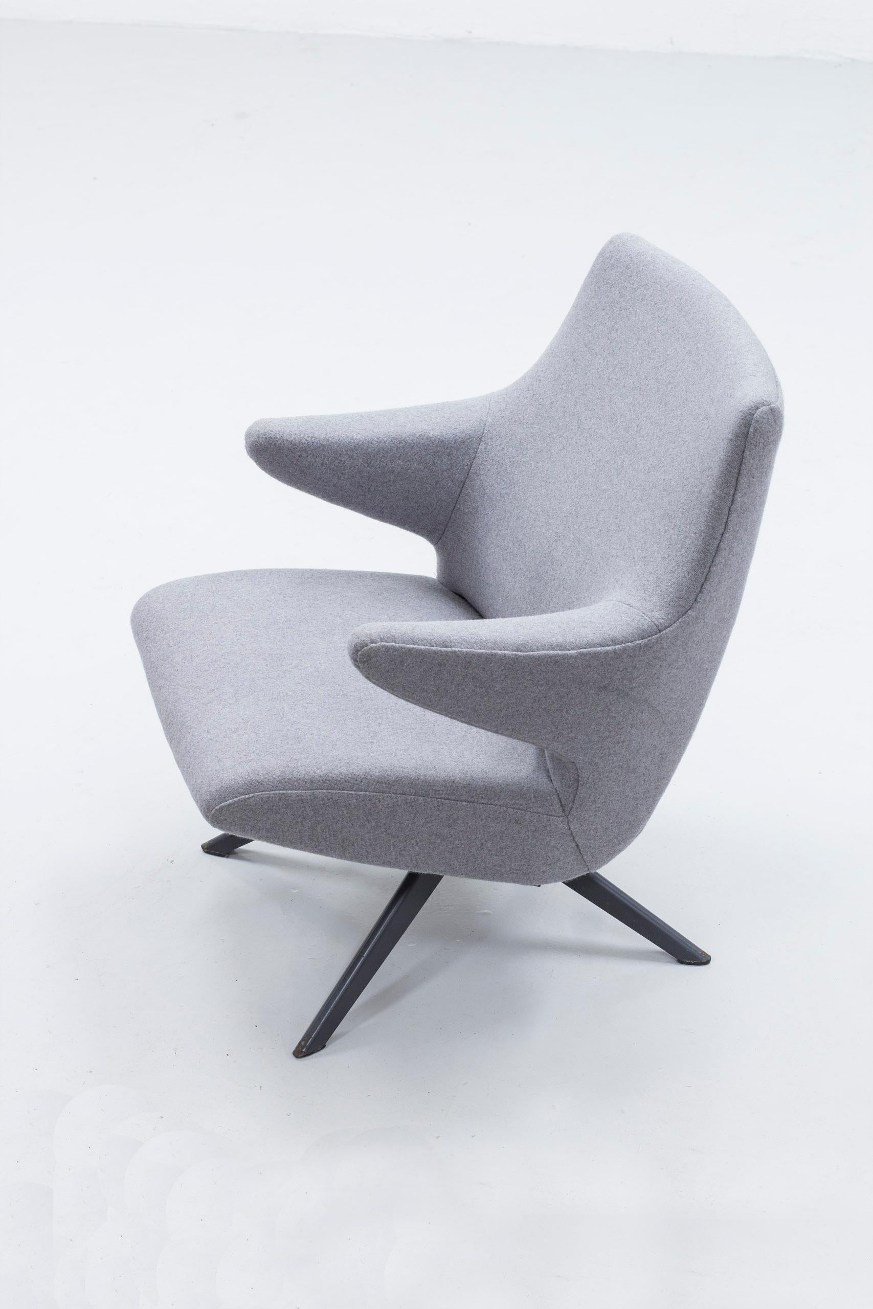 Rare lounge chair model 564-034 designed by Bengt Ruda. Produced by Nordiska Kompaniet, NK, for the 