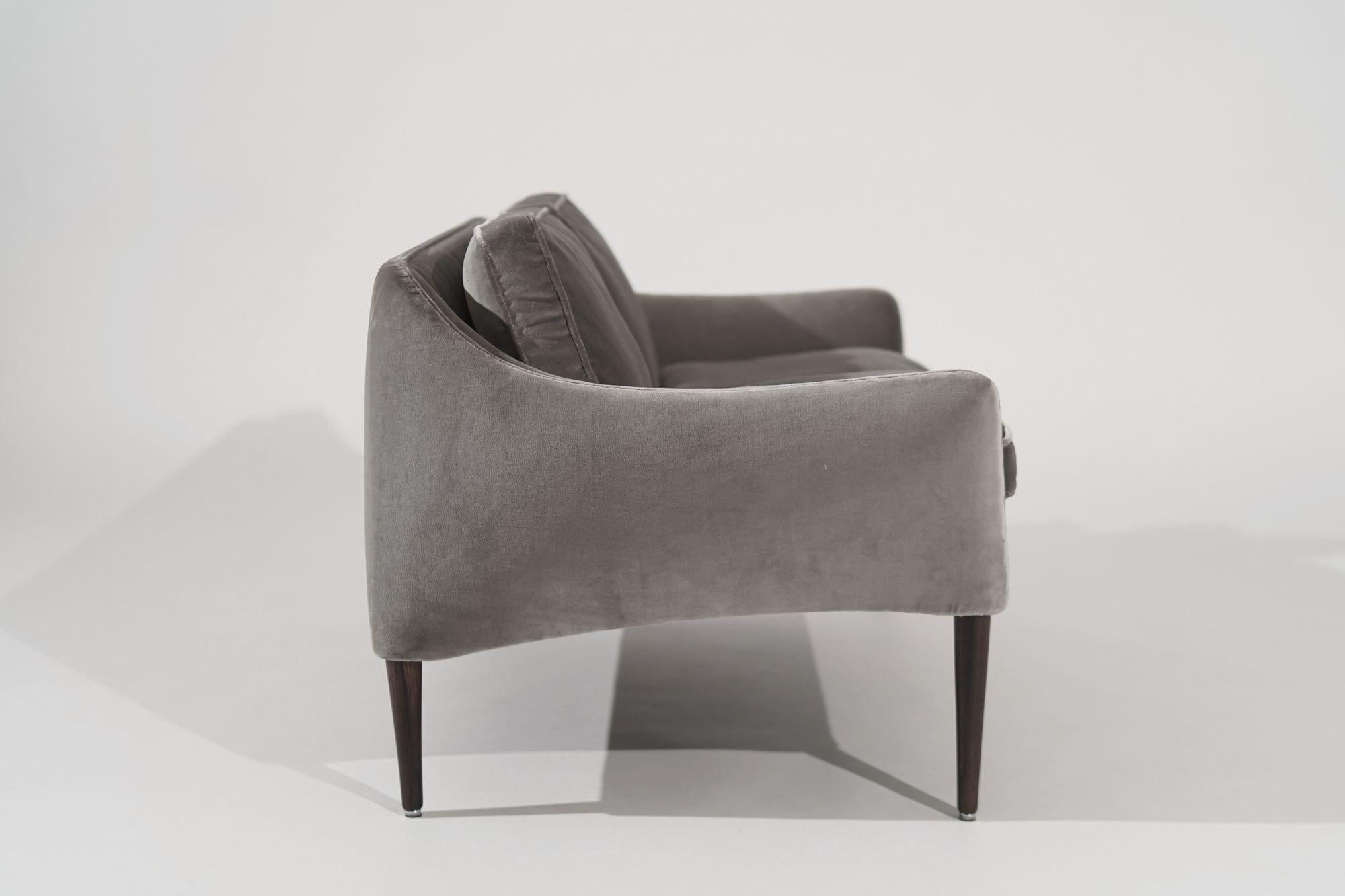 Un exquis fauteuil Hans/One, une pièce intemporelle de l'héritage du design danois des années 1960. Méticuleusement restaurée par Stamford Modern, cette causeuse emblématique présente une forme organique et de superbes pieds en bois de rose qui