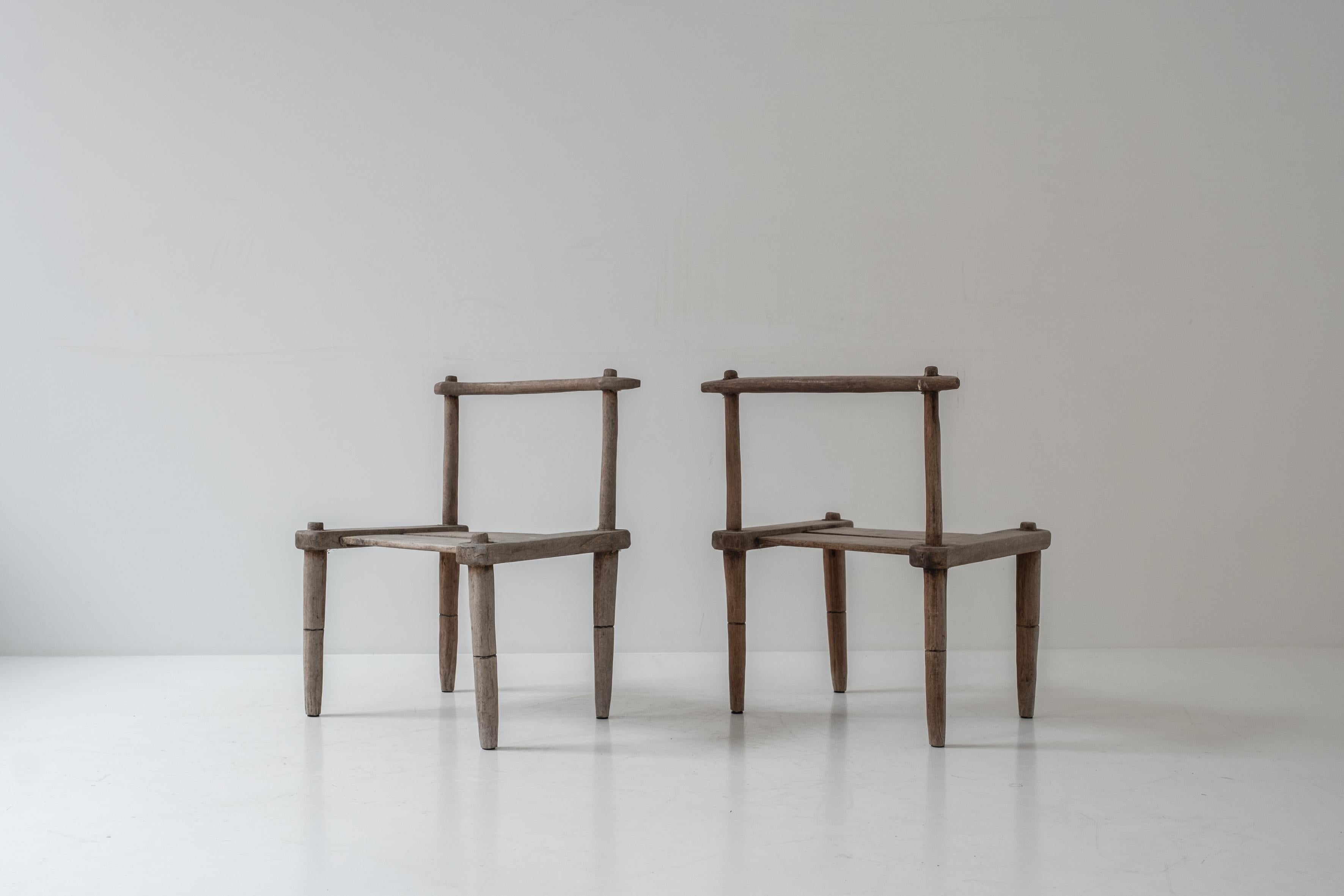 Organische niedrige Stühle, entworfen und handgefertigt in den 1950er Jahren. im Angebot 3