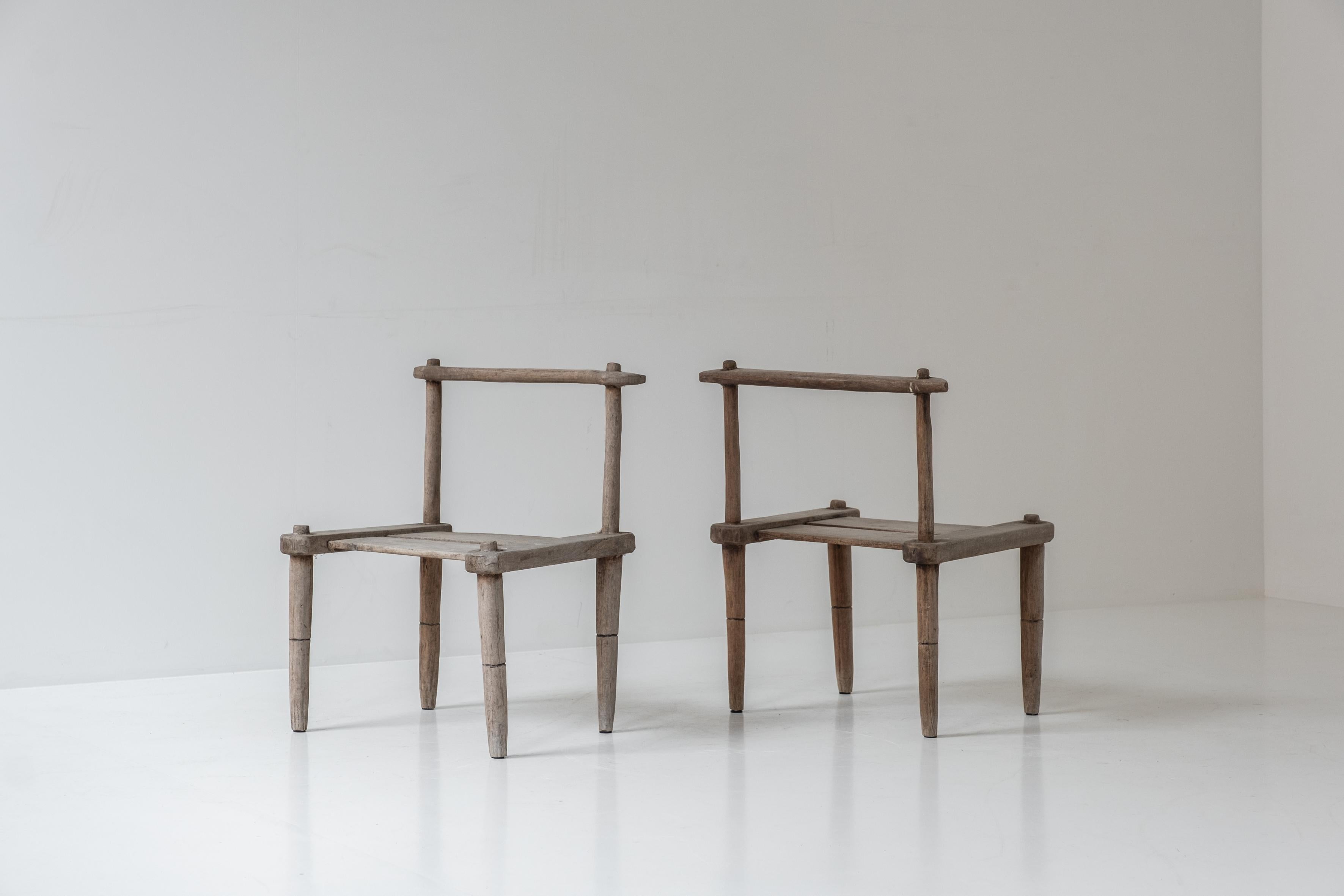 Organische niedrige Stühle, entworfen und handgefertigt in den 1950er Jahren. Der Kunsthandwerker ließ sich von der Wabi-Sabi-Philosophie inspirieren, in deren Mittelpunkt die Akzeptanz von Vergänglichkeit und Unvollkommenheit steht. Originale