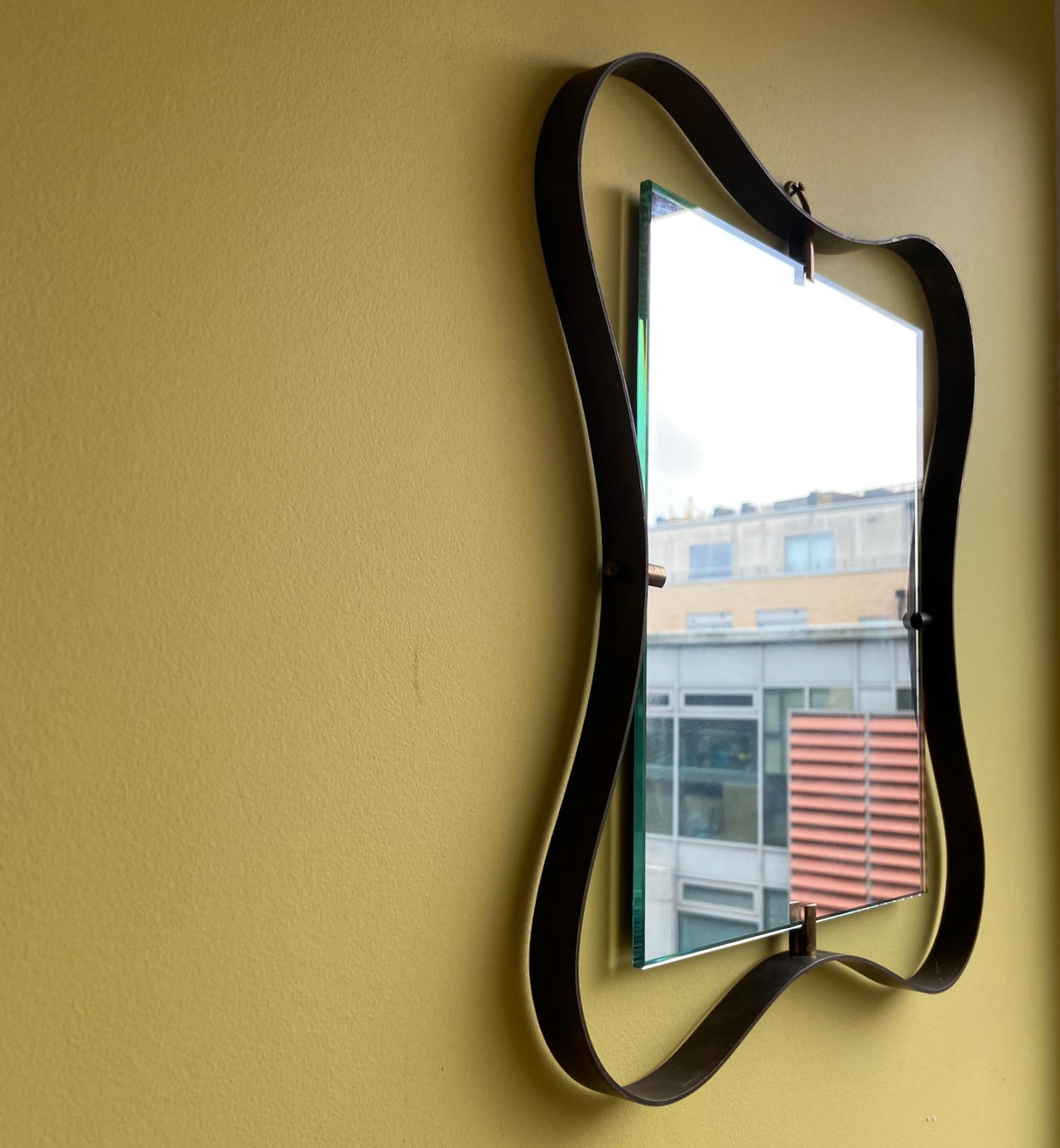 Mid-Century Modern Miroir organique en laiton du milieu du siècle, Fontana Arte, Italie, années 1950 en vente