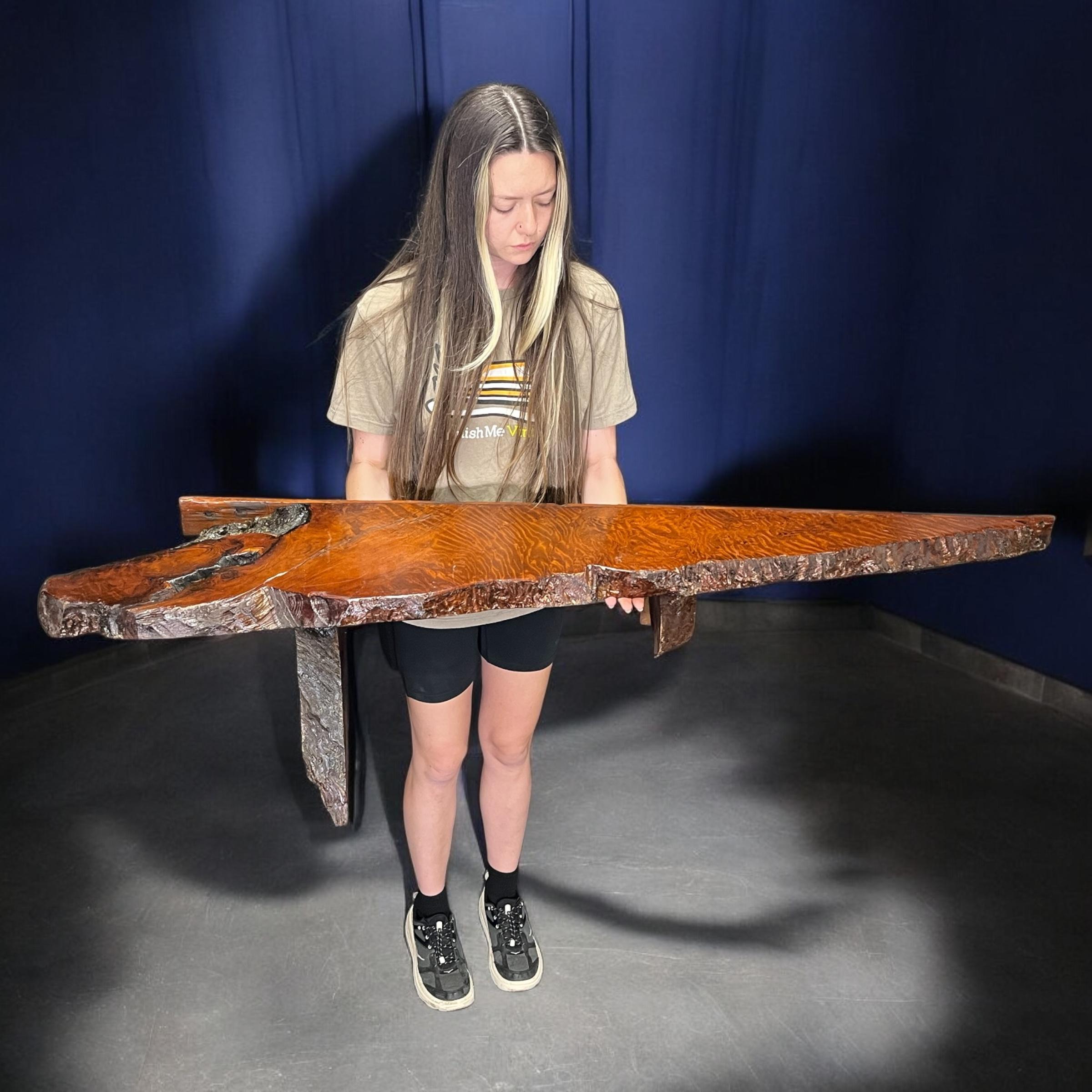 Queste eccezionali mensole da parete incarnano il momento del design degli anni '60 in cui gli oggetti funzionali iniziarono a fondersi con forme naturali scultoree. Realizzato con lastre di sequoia riccamente lavorate, ogni scaffale conserva i suoi