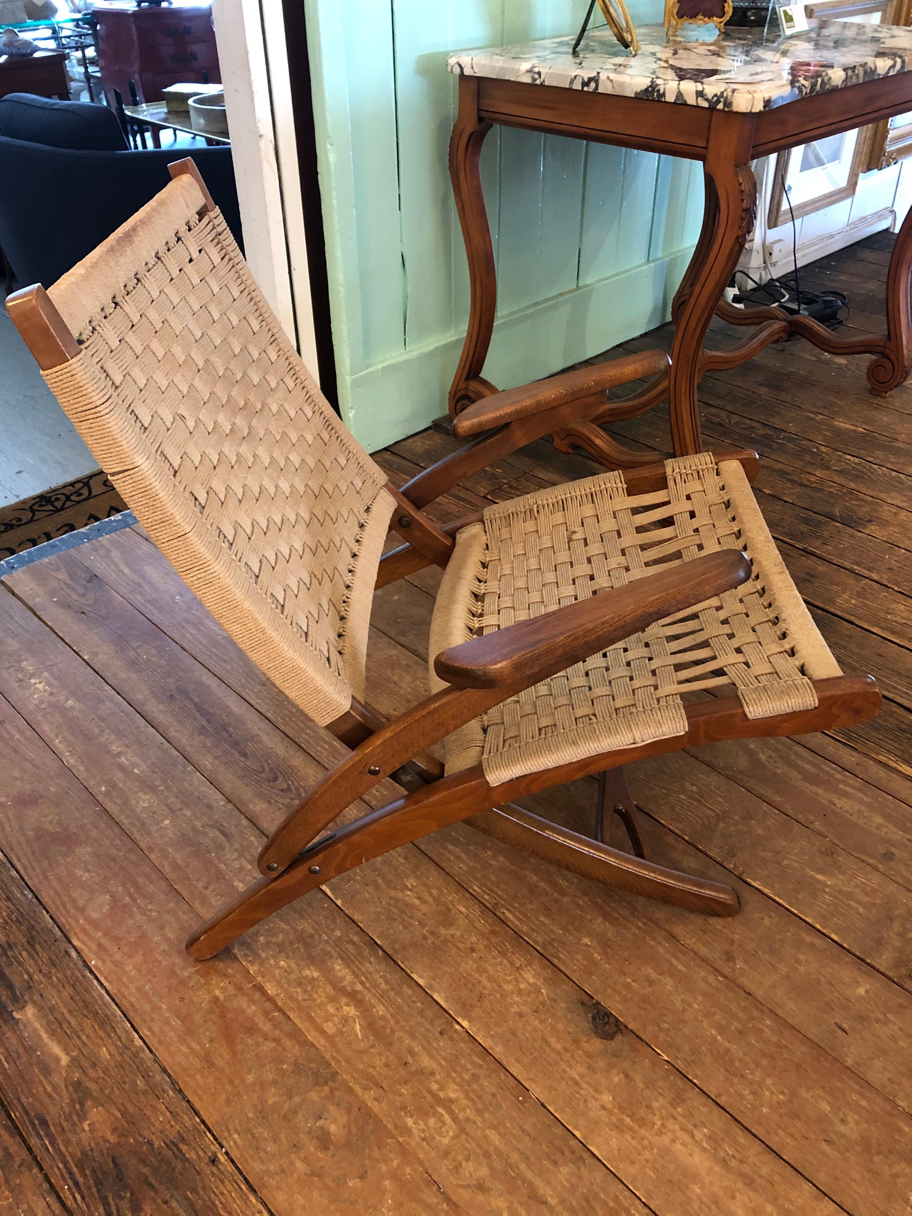 Organic Mid-Century Modern Woven Rope and Teak Folding Armchair In Good Condition In Hopewell, NJ