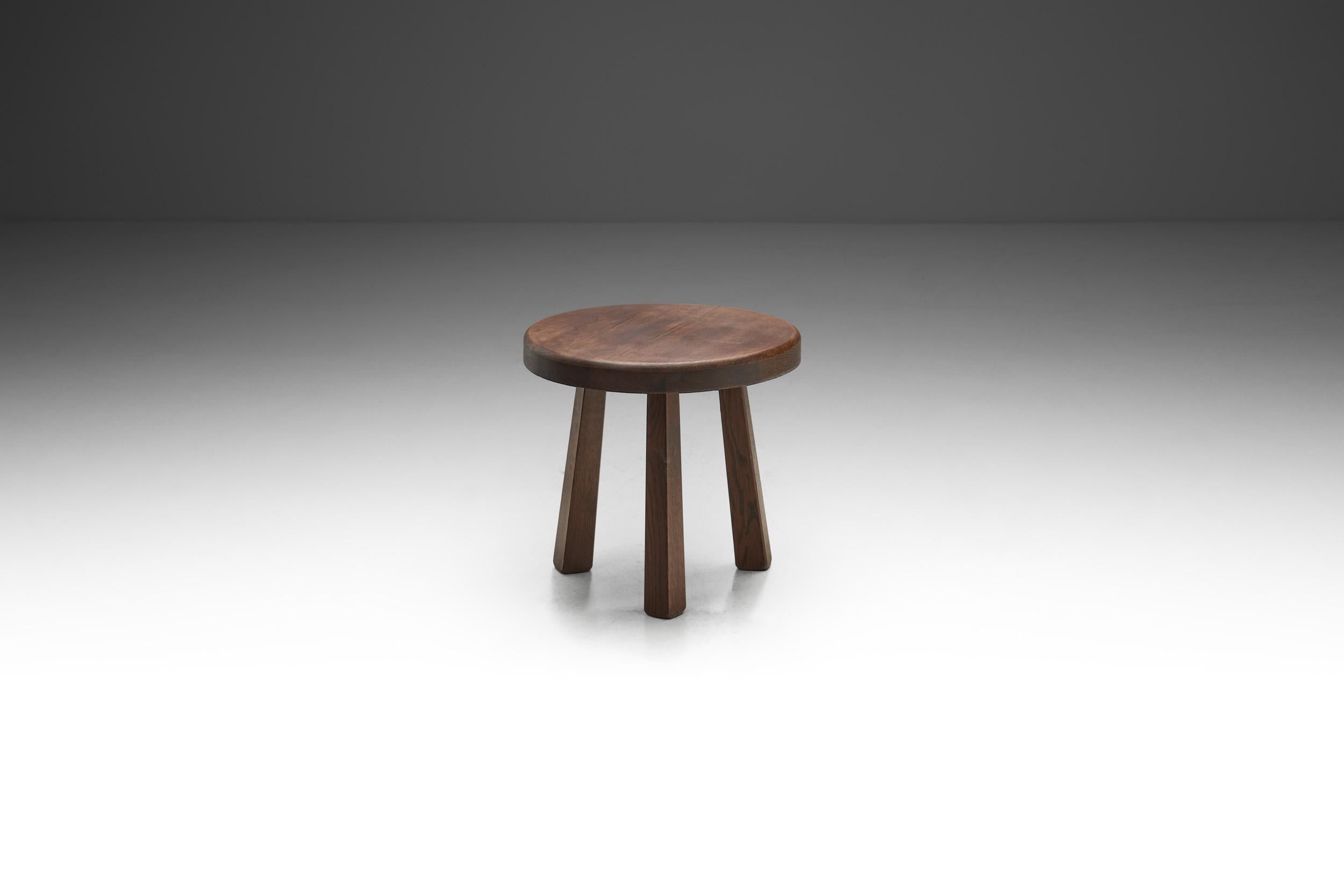 The design of this European stool is characterized by a minimal, clean approach that seeks to combine functionality with beauty. Its focus is on simple lines and light spaces, devoid of clutter. Accordingly, form and function collide in this