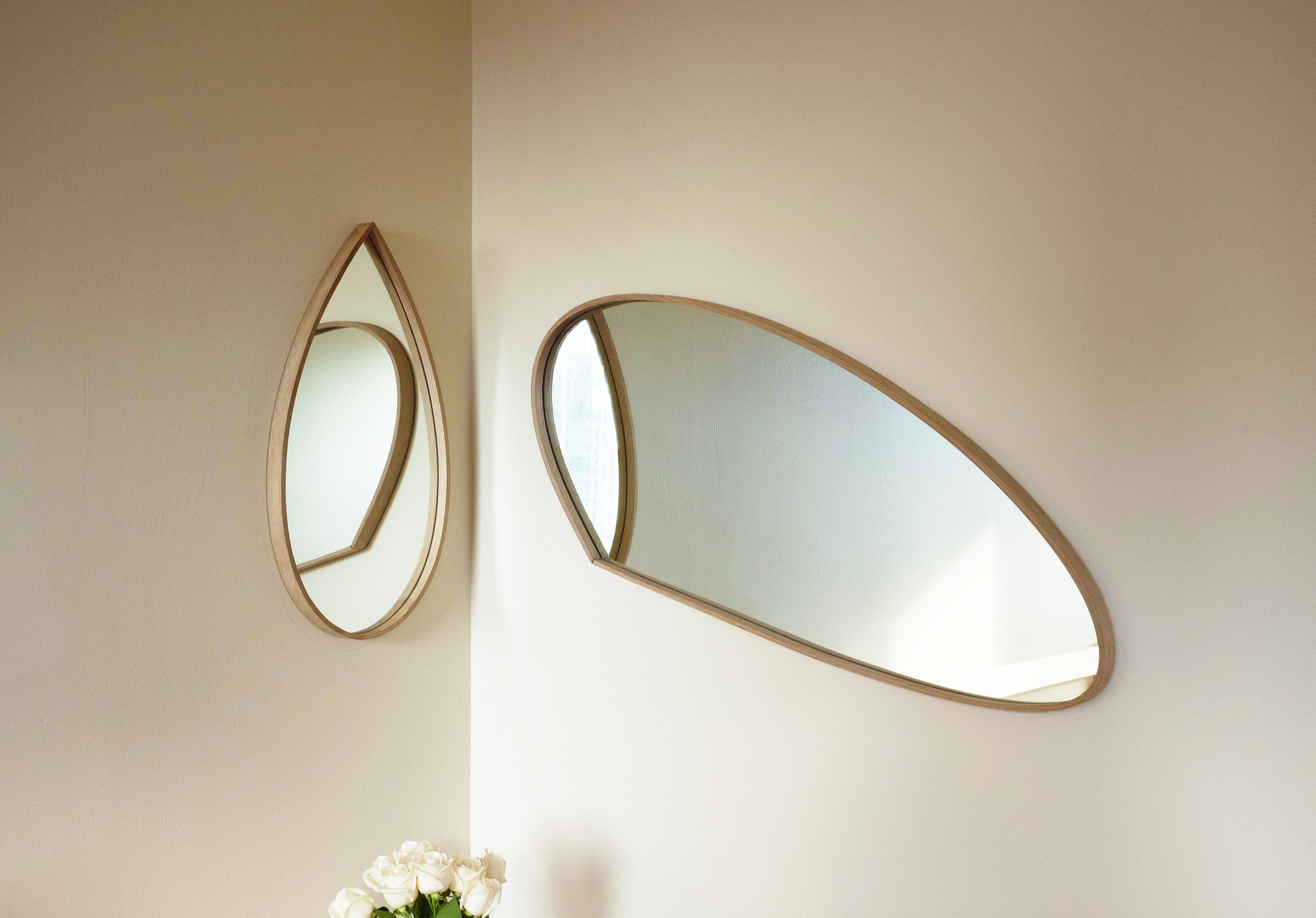 Ces miroirs d'angle de Soo Joo ont une beauté intemporelle qui n'est pas affectée par l'évolution des tendances et peut être appréciée pendant des décennies. Ce miroir sculptural s'intègre à tous les intérieurs grâce à son matériau en bois naturel