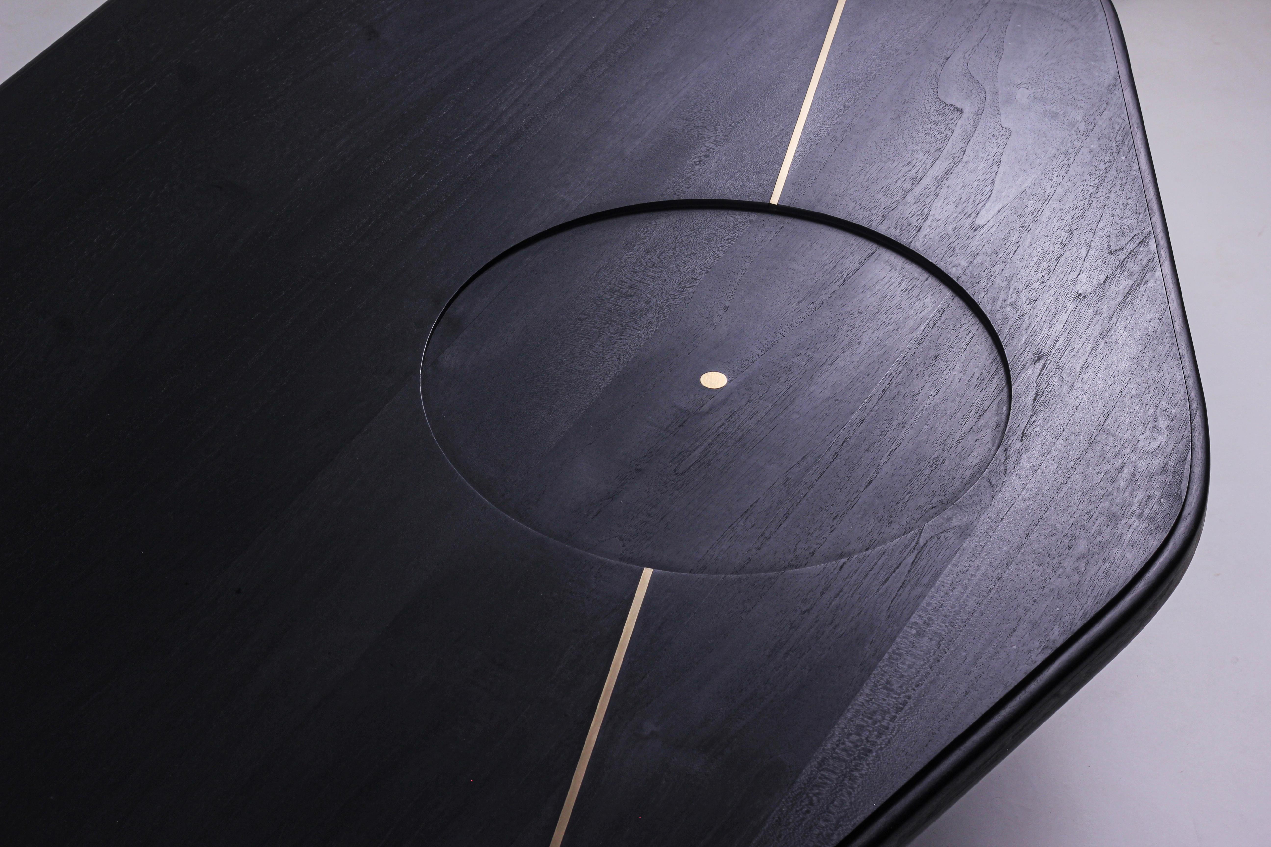 La table basse Ishi est un meuble étonnant qui s'inspire du katana, le sabre japonais. La forme organique de la table et les détails de son plateau rappellent la lame du katana, tandis que sa construction en bois de chêne massif lui confère une