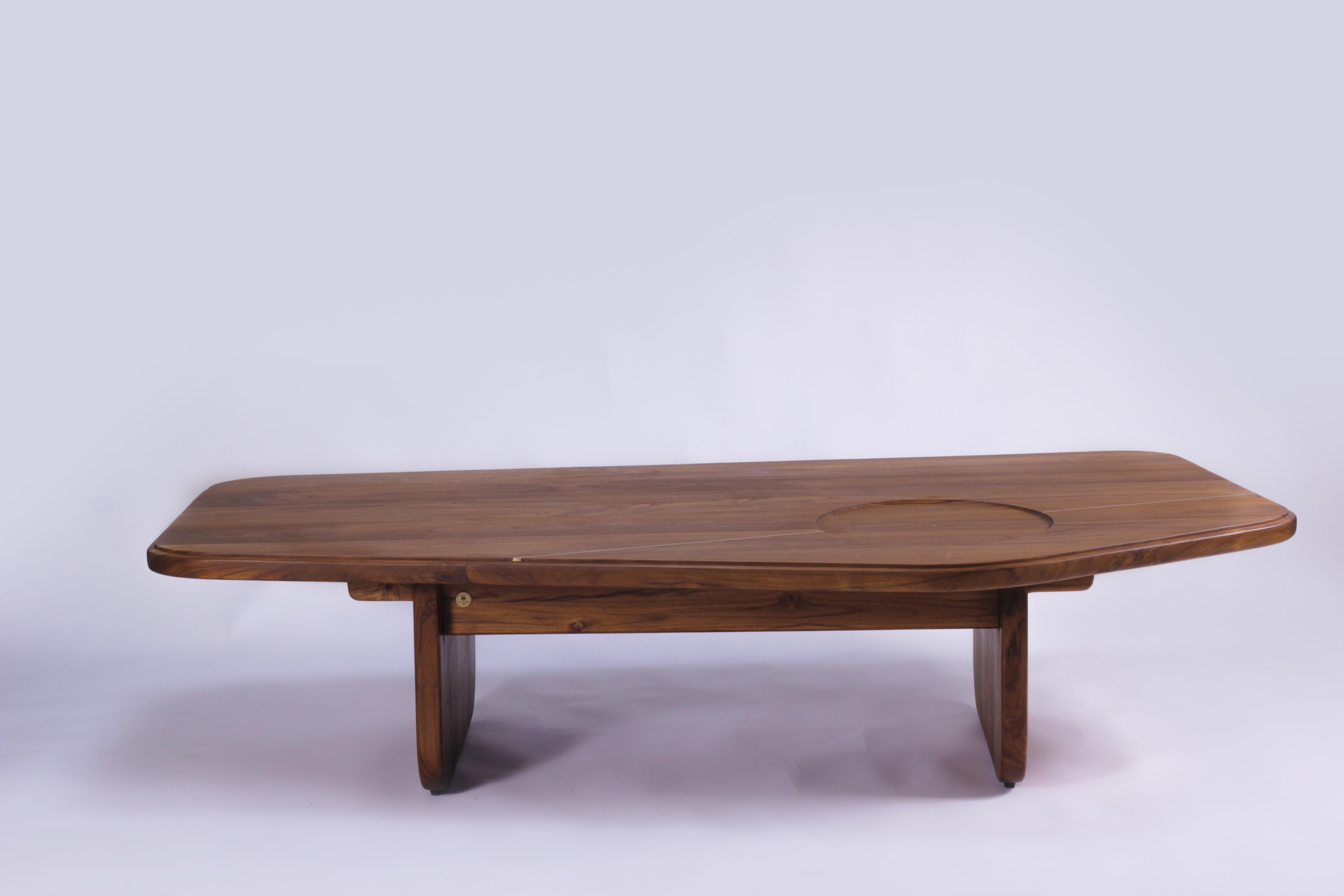 Organic Minimal Handcrafted Solid Wood Oak Coffee Table with Brass Inlay In New Condition For Sale In Hyderabad, TG
