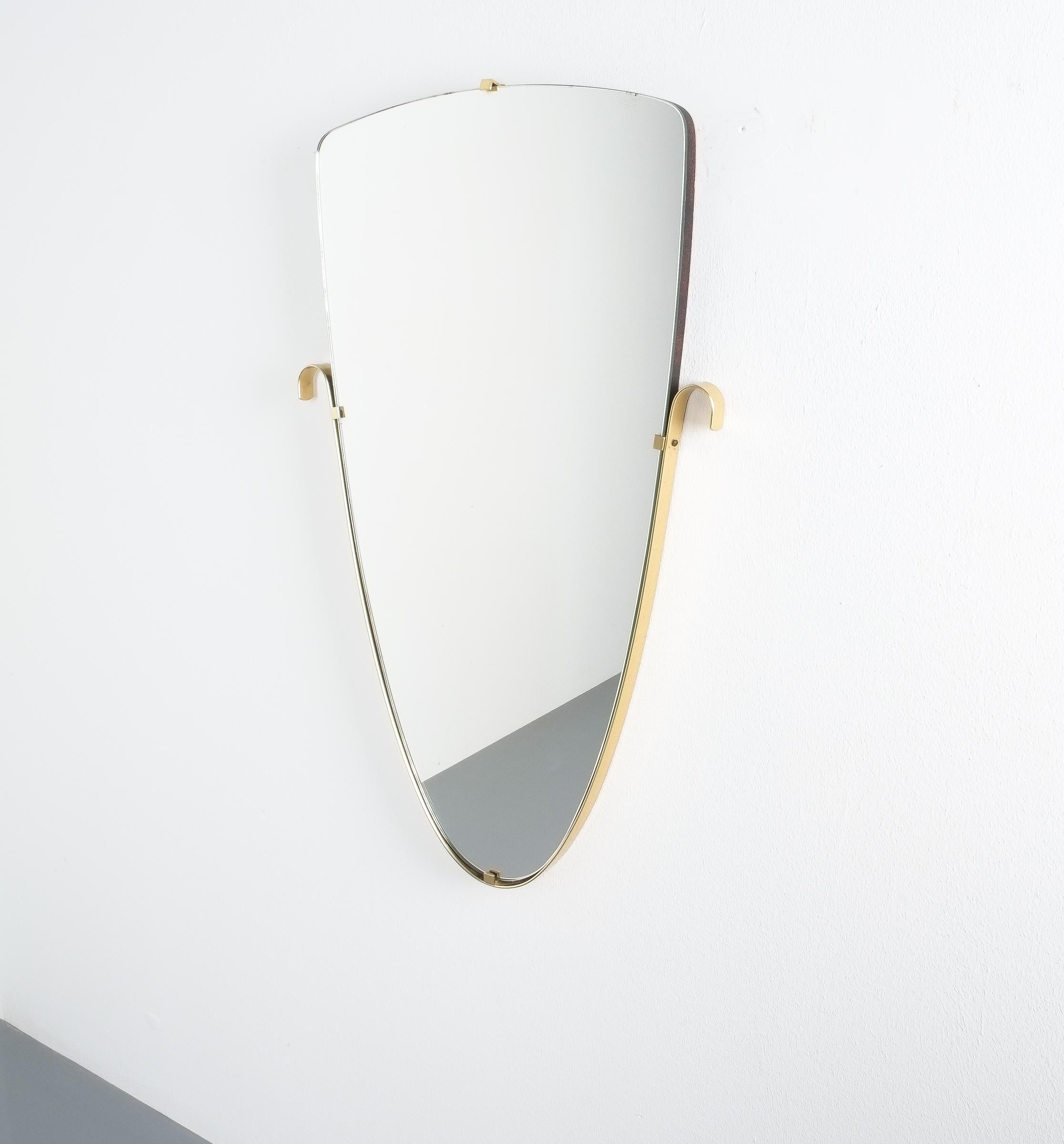 Organic mirror with brass accents, Italy, 1955. Nice wall mirror in very good condition measuring 30.3