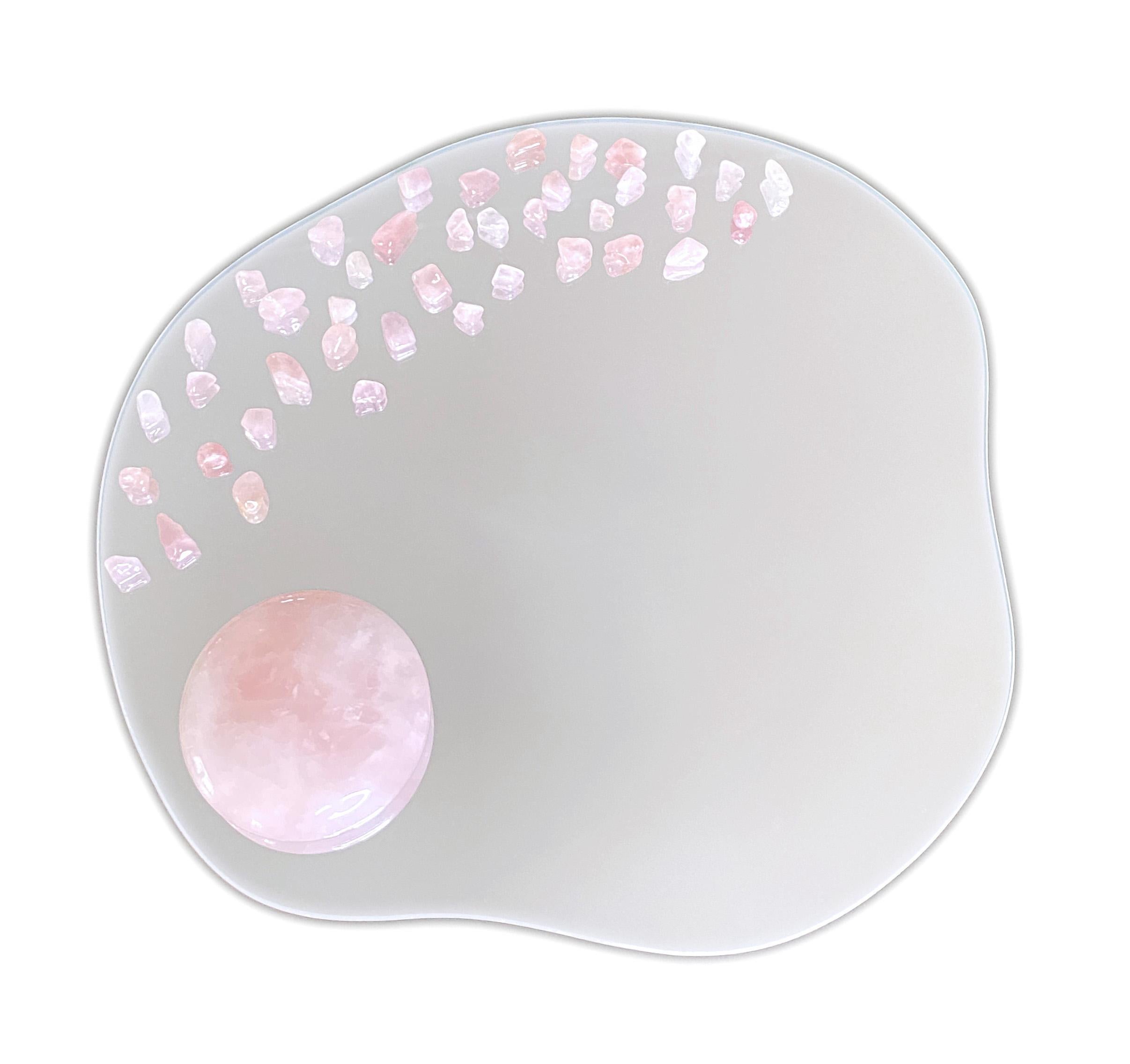 Vassoio organico a specchio ornato di quarzo rosa
Numero di pietre: 48 quarzo rosa
Edizione limitata, numerata e firmata

Ogni specchio è unico, proprio come le persone che lo possiedono. Si distinguono per la disposizione imprevedibile e armoniosa