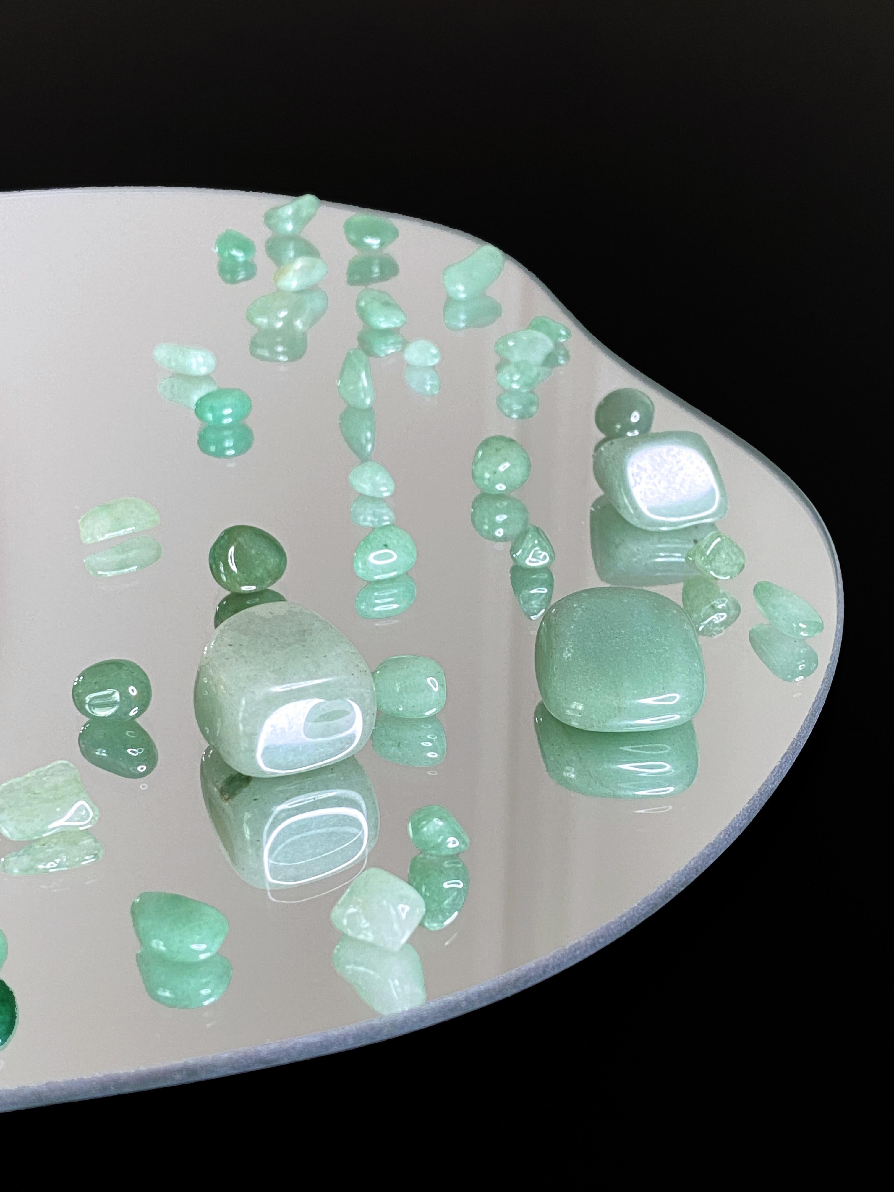 Organic mirrored tray adorned with Green aventurines
Number of stones: 33 Green aventurines
Limited and numbered and signed edition

Each mirror is unique, just like the people who will own them. They are distinguished by the unpredictable and