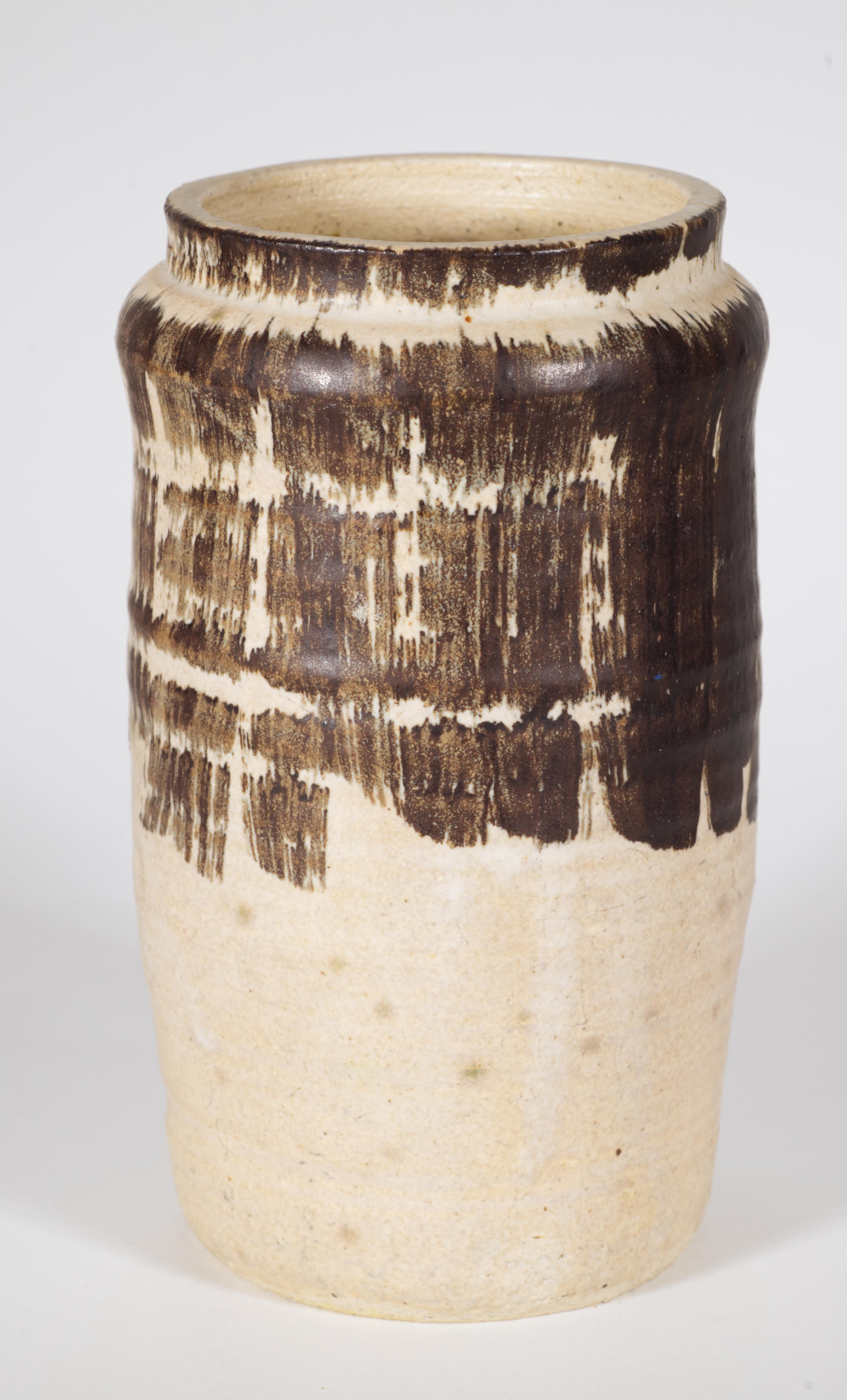 Il vaso in ceramica Organic Modern è caratterizzato da un corpo lavorato a mano e da uno smalto grafico nei toni del marrone e del beige. La superficie leggermente strutturata del vaso è impreziosita da un motivo astratto in varie tonalità di