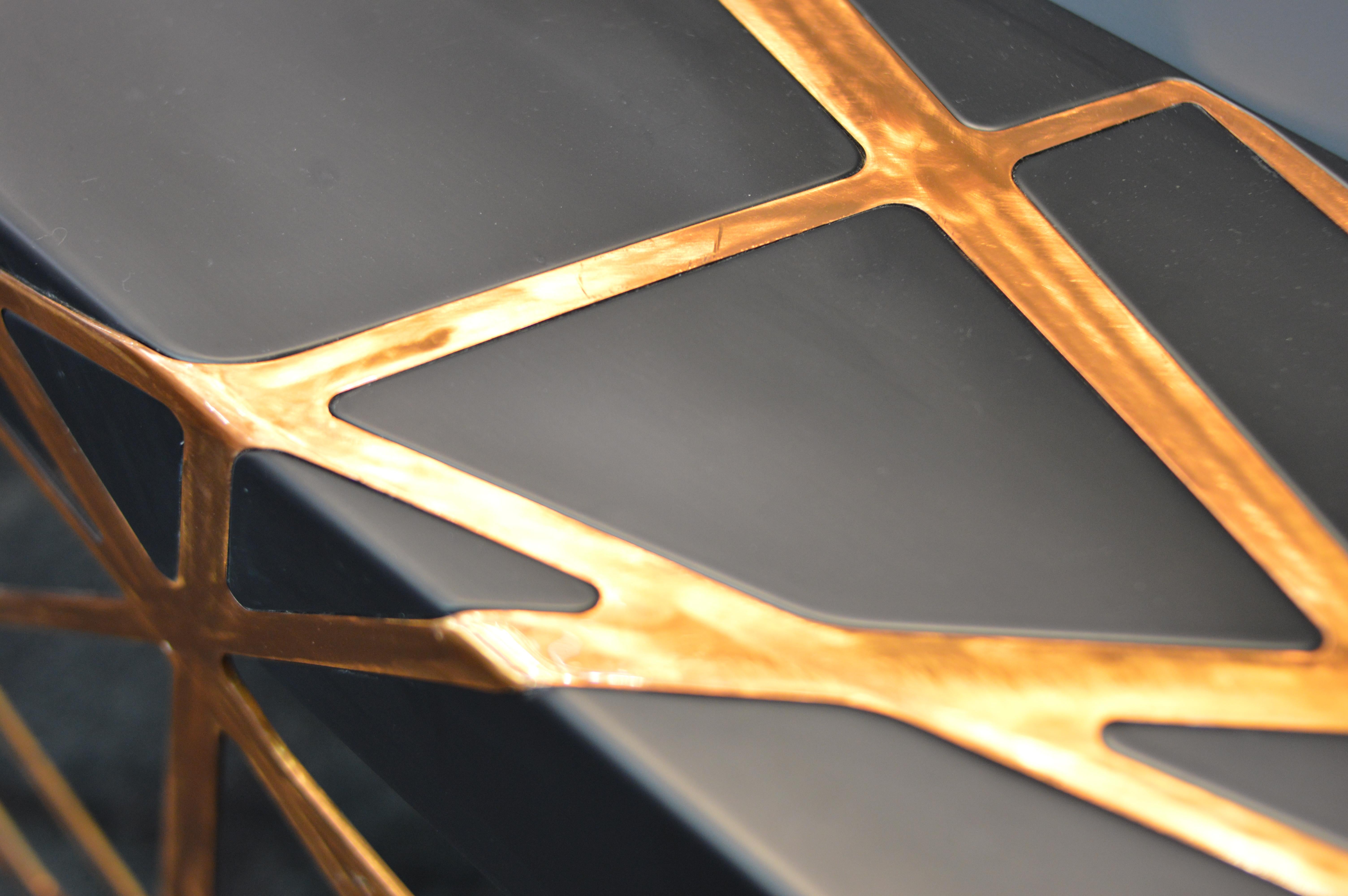 Table console d'appoint organique en laque noire et cuivre en vente 9