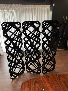 Klappbarer Raumteiler aus schwarz lackiertem Holz mit Akzent