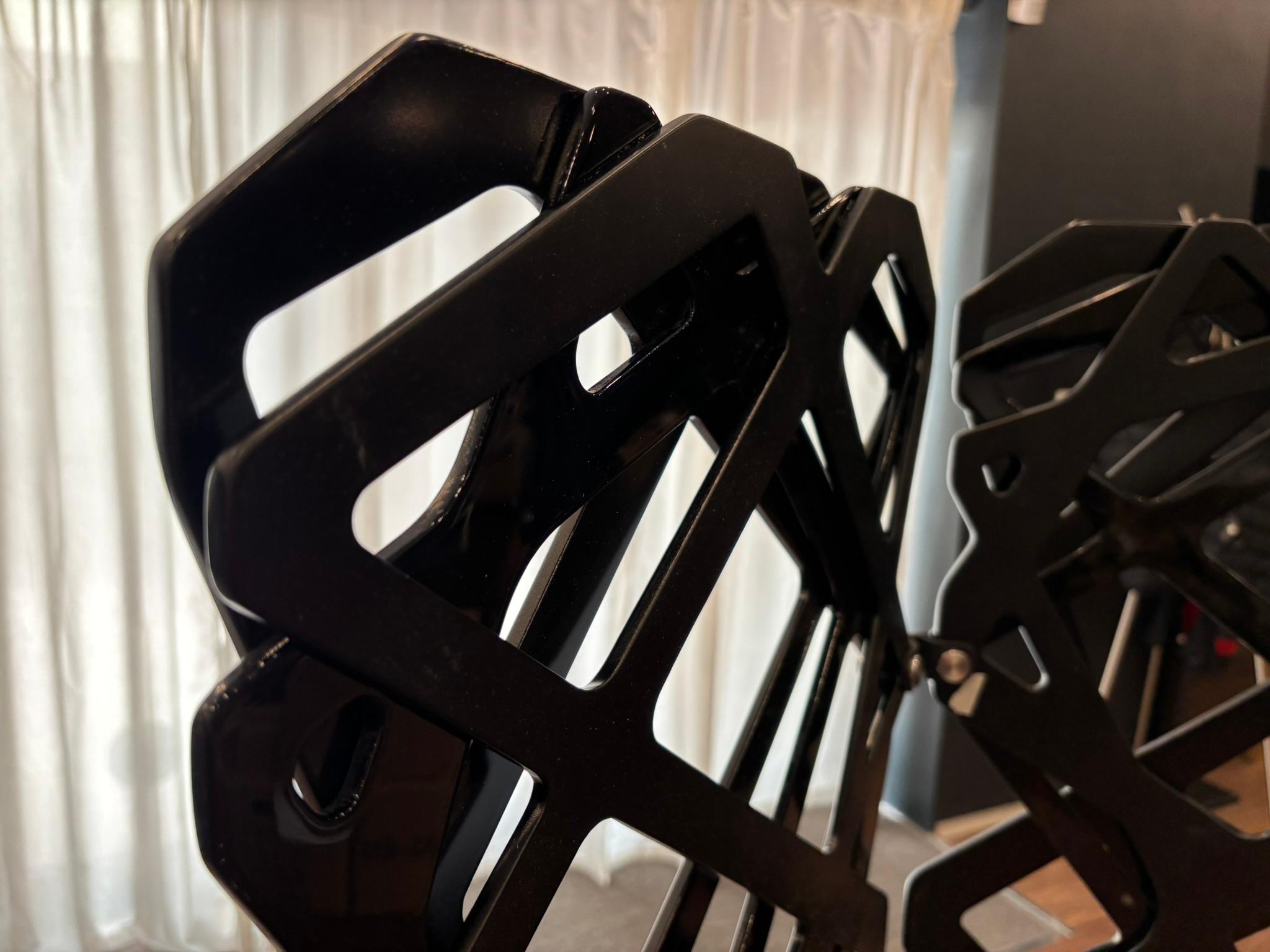 Moderne Paravent d'accent moderne organique en bois laqué noir en vente