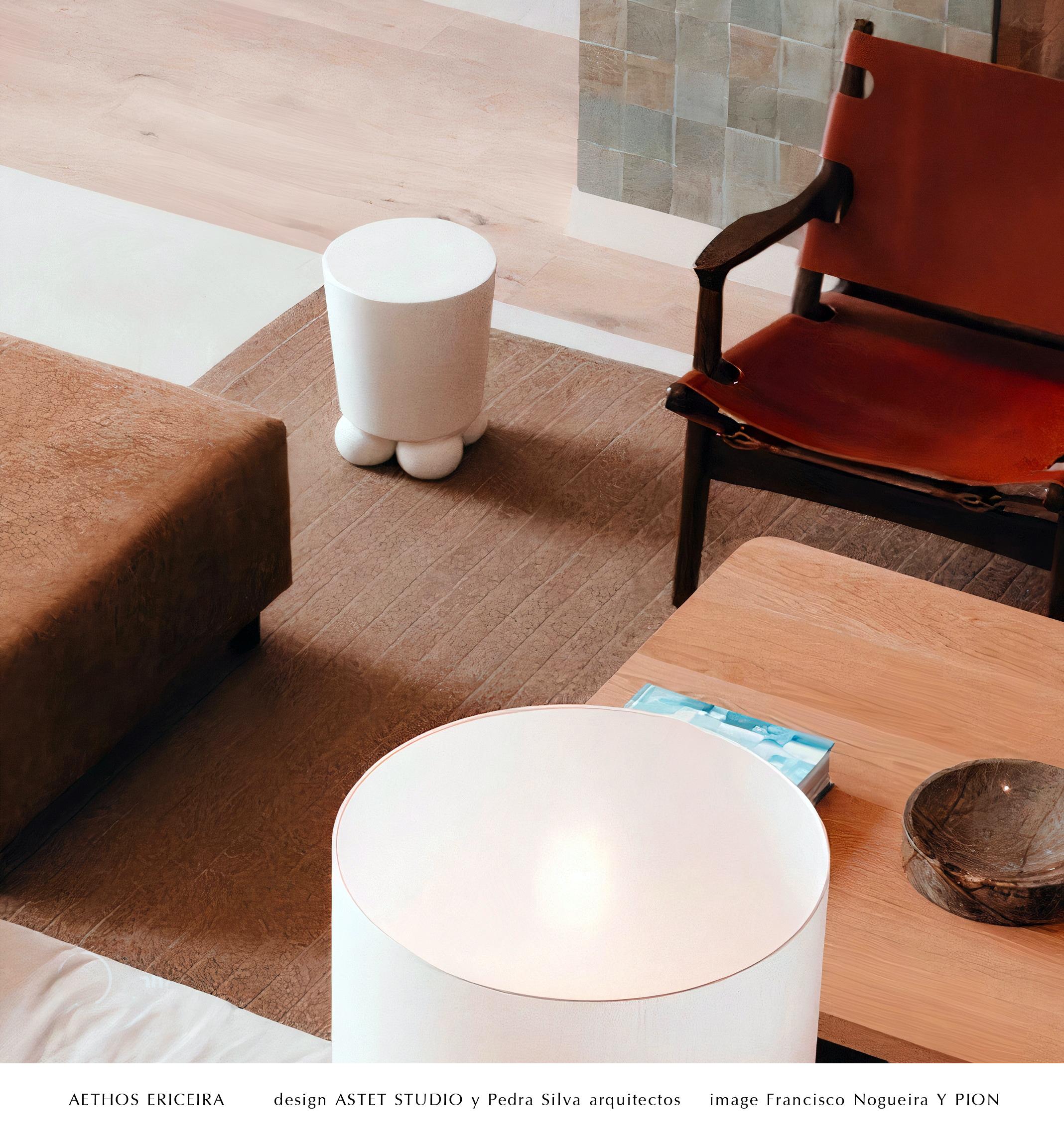 Mesa auxiliar blanca Piedi Organic Modern de piedra fundida hecha a mano por Alentes Atelier Hecho a mano en venta
