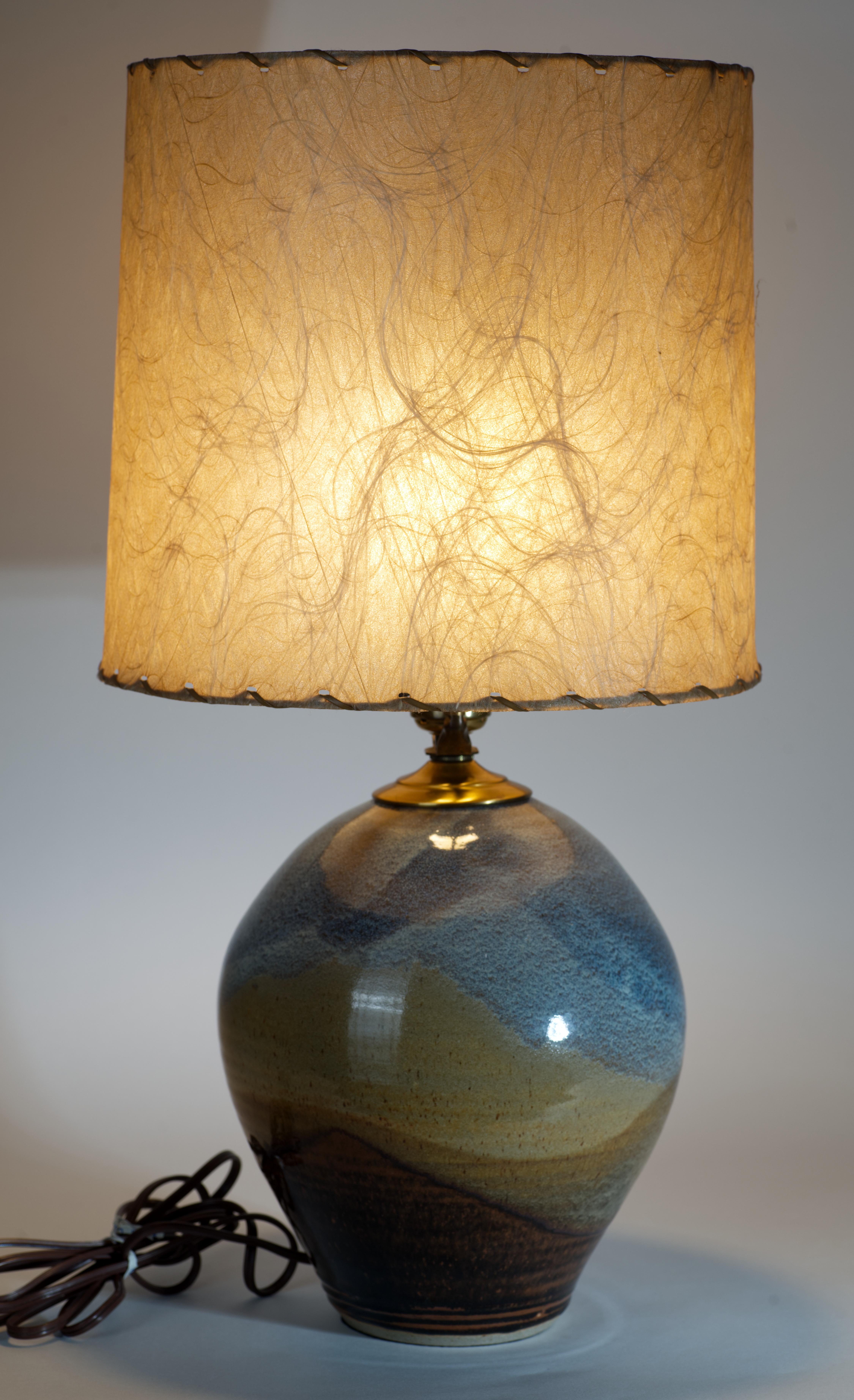  Lampe d'appoint ou lampe de table Vintage By, avec couvercle en laiton, de forme arrondie minimale, décorée d'une glaçure colorée bloquée. Des bandes de couleurs bleu tacheté, beige clair et brun chocolat drapent le corps de la lampe, accentuant