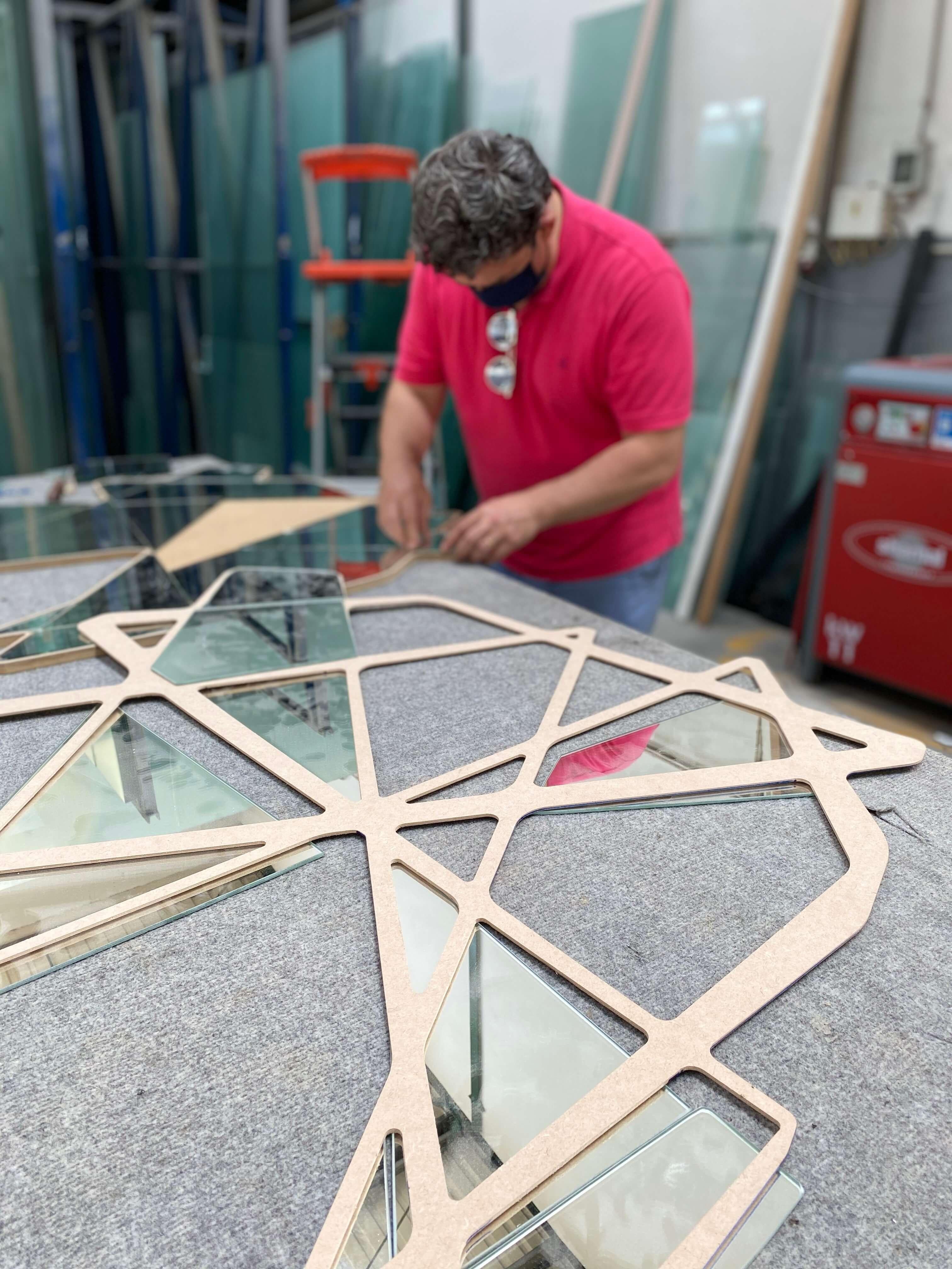 Specchio da parete organico e moderno in ottone spazzolato in vendita 3