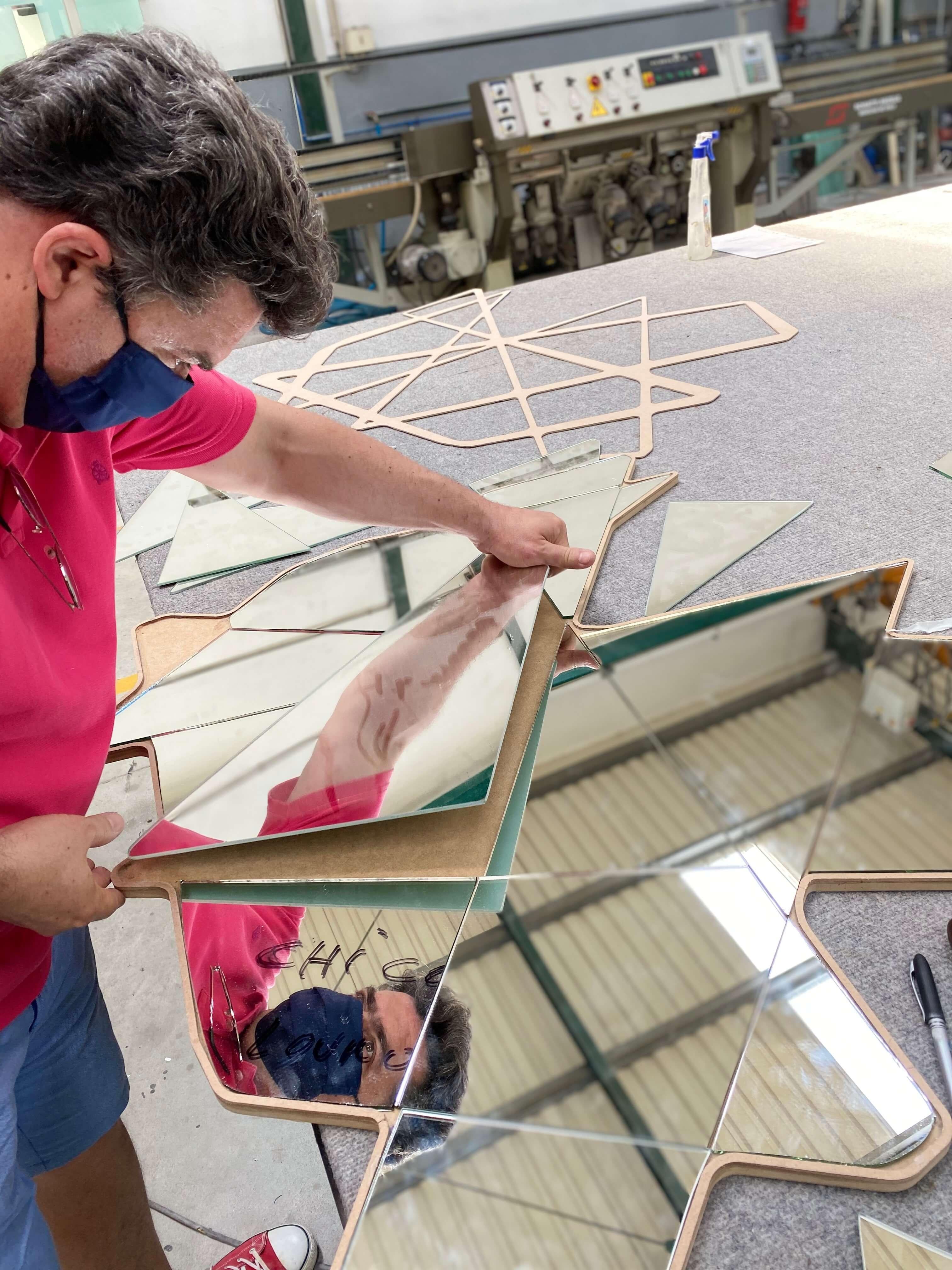 Specchio da parete organico e moderno in ottone spazzolato in vendita 4