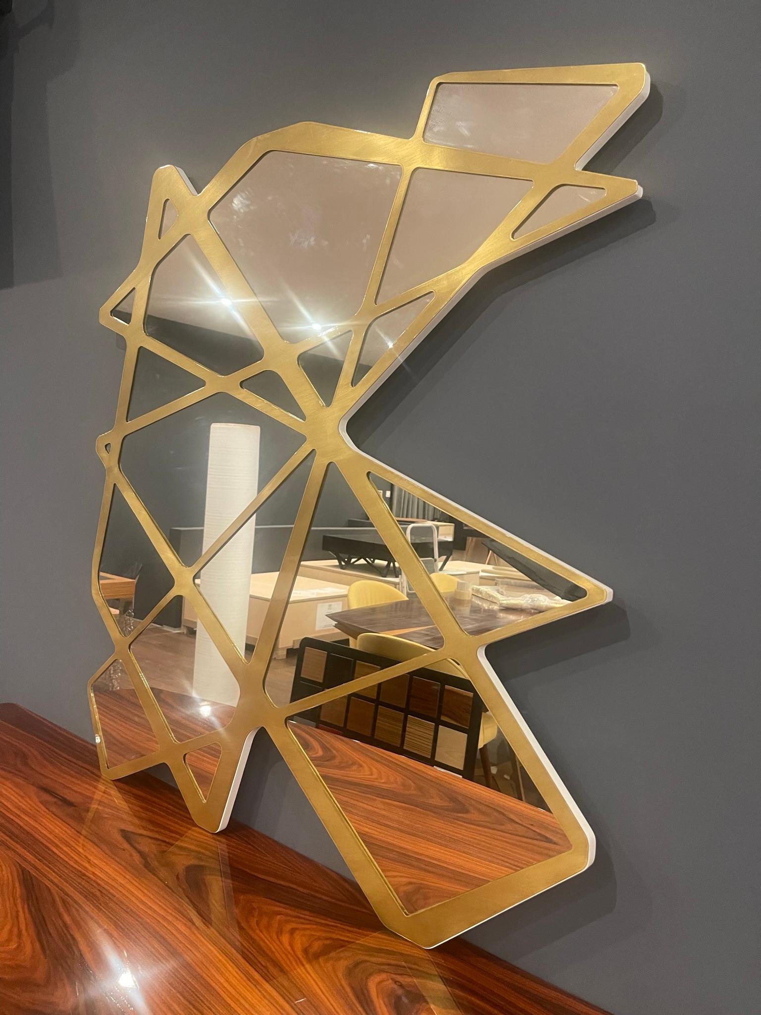 Portoghese Specchio da parete organico e moderno in ottone spazzolato in vendita
