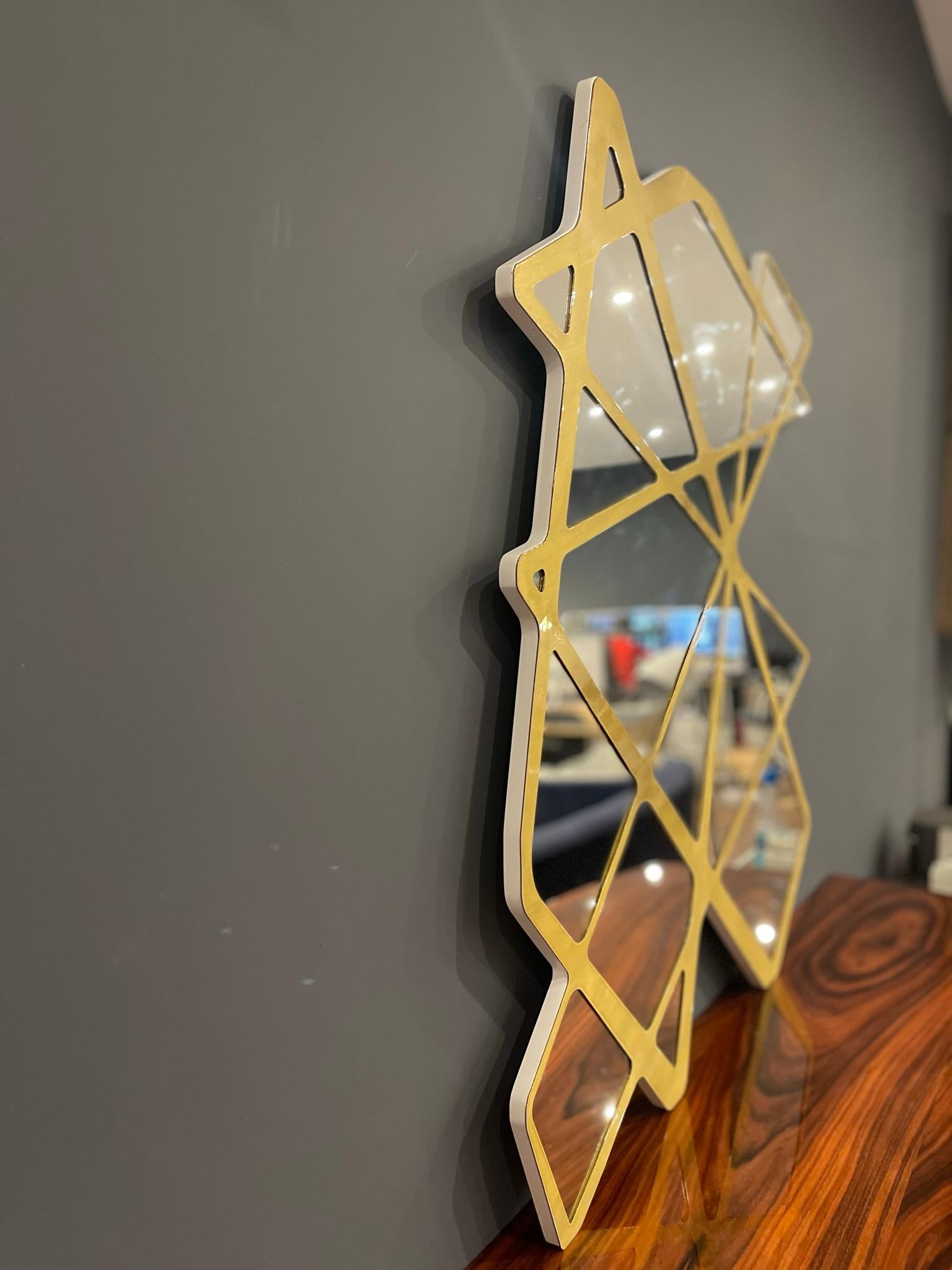 Specchio da parete organico e moderno in ottone spazzolato In condizioni Nuovo in vendita a Vila Nova Famalicão, PT