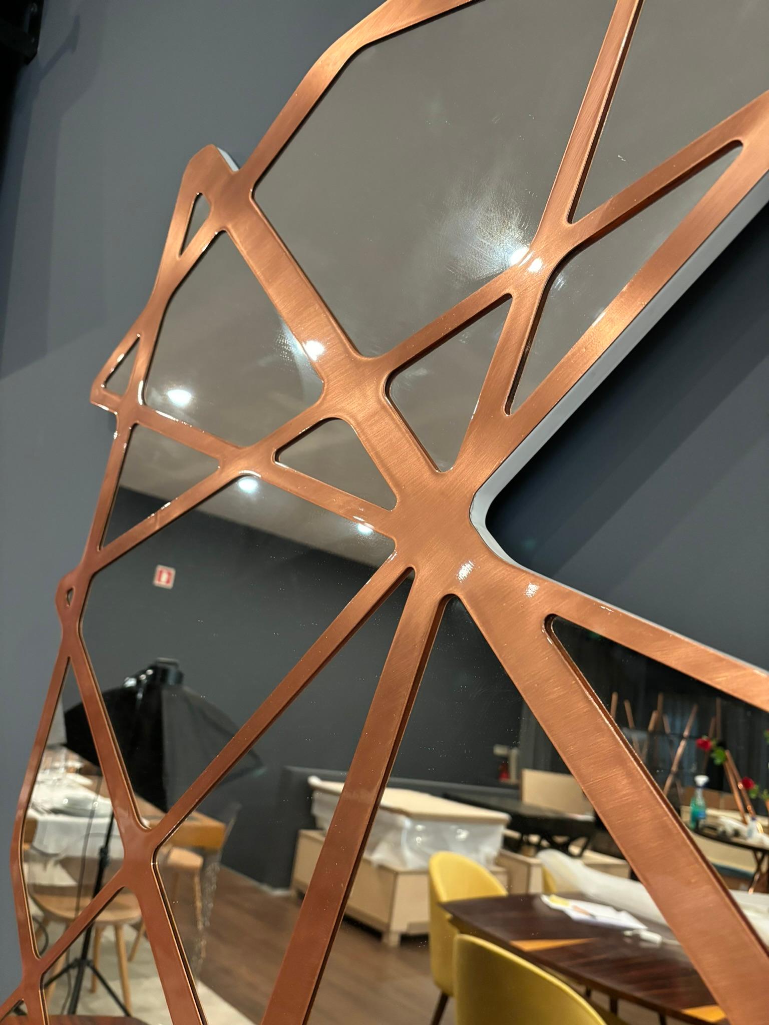 Spazzolato Specchio da parete d'accento moderno organico in rame spazzolato in vendita