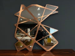 Specchio da parete d'accento moderno organico in rame spazzolato disponibile ora