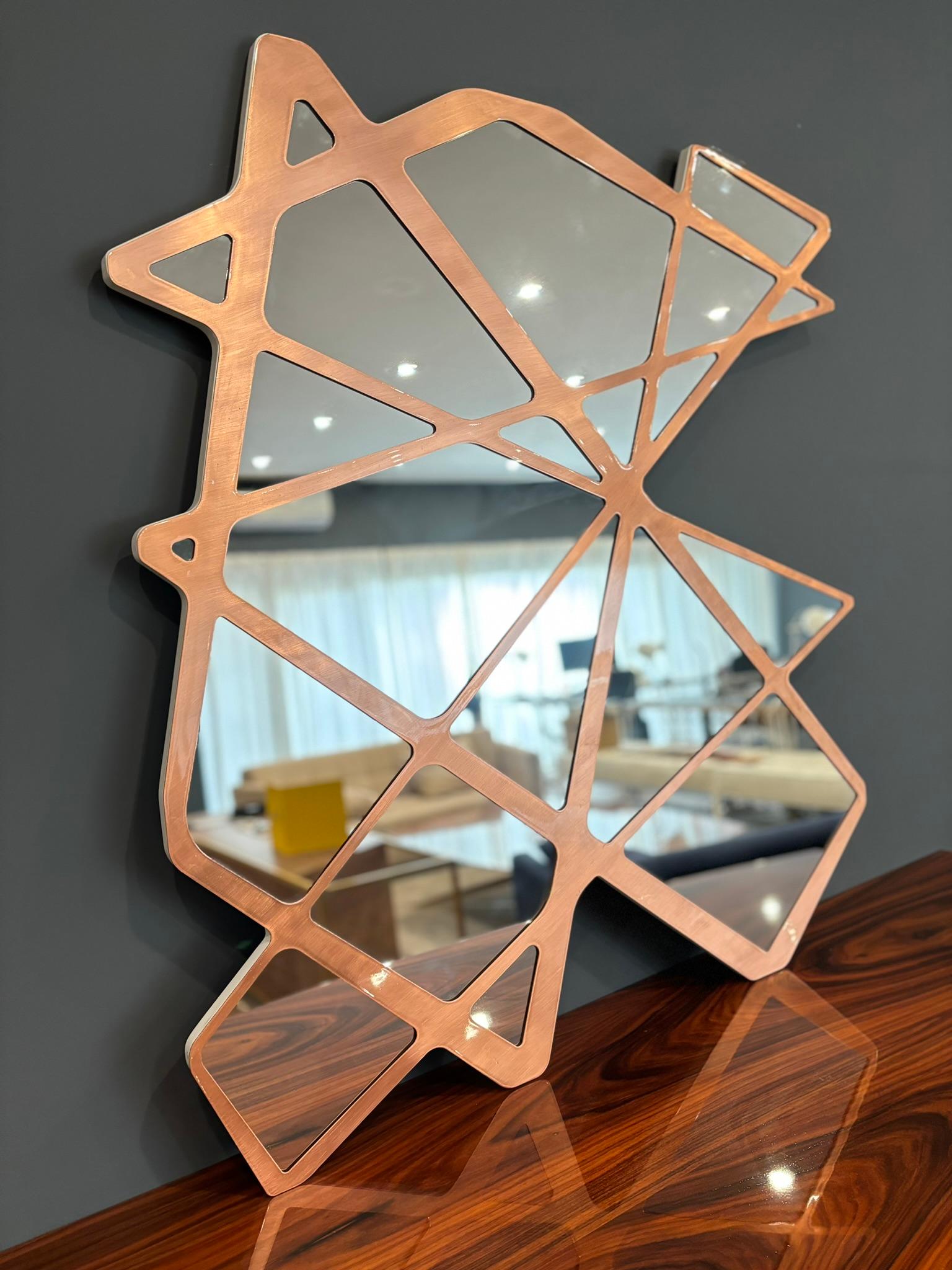 Specchio da parete d'accento moderno organico in rame spazzolato disponibile ora In condizioni Nuovo in vendita a Vila Nova Famalicão, PT