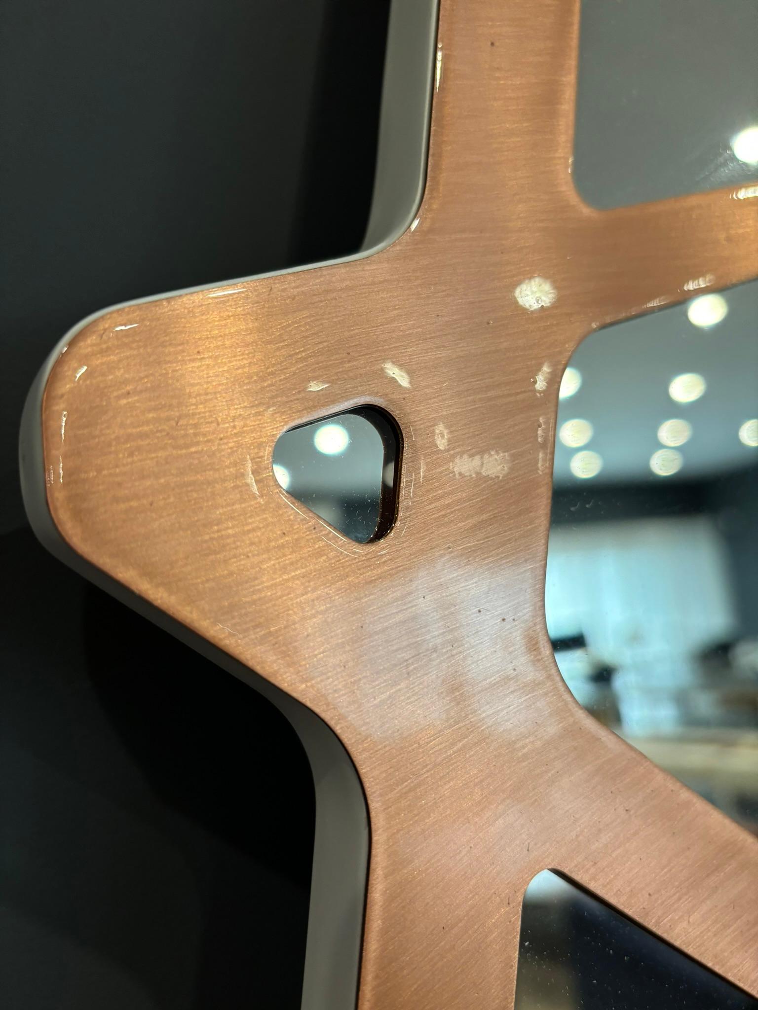 XXI secolo e contemporaneo Specchio da parete d'accento moderno organico in rame spazzolato disponibile ora in vendita