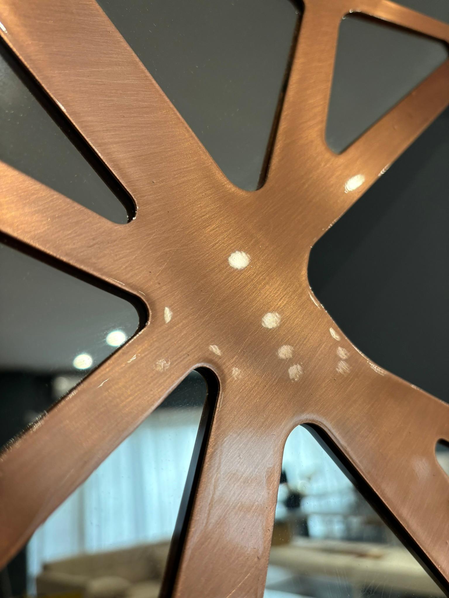 Metallo Specchio da parete d'accento moderno organico in rame spazzolato disponibile ora in vendita