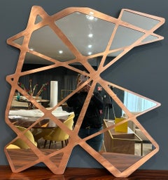 Specchio da parete d'accento moderno organico in rame spazzolato disponibile ora