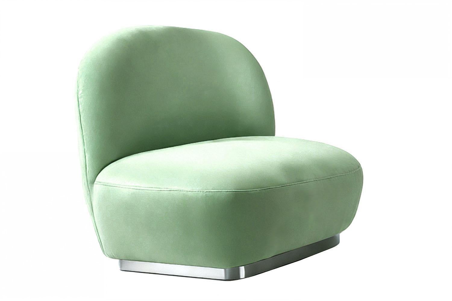 Der Susurro Accent Chair ist ein ruhiger, kraftvoller Stuhl, der zur Selbstbeobachtung einlädt. Der Name bedeutet 