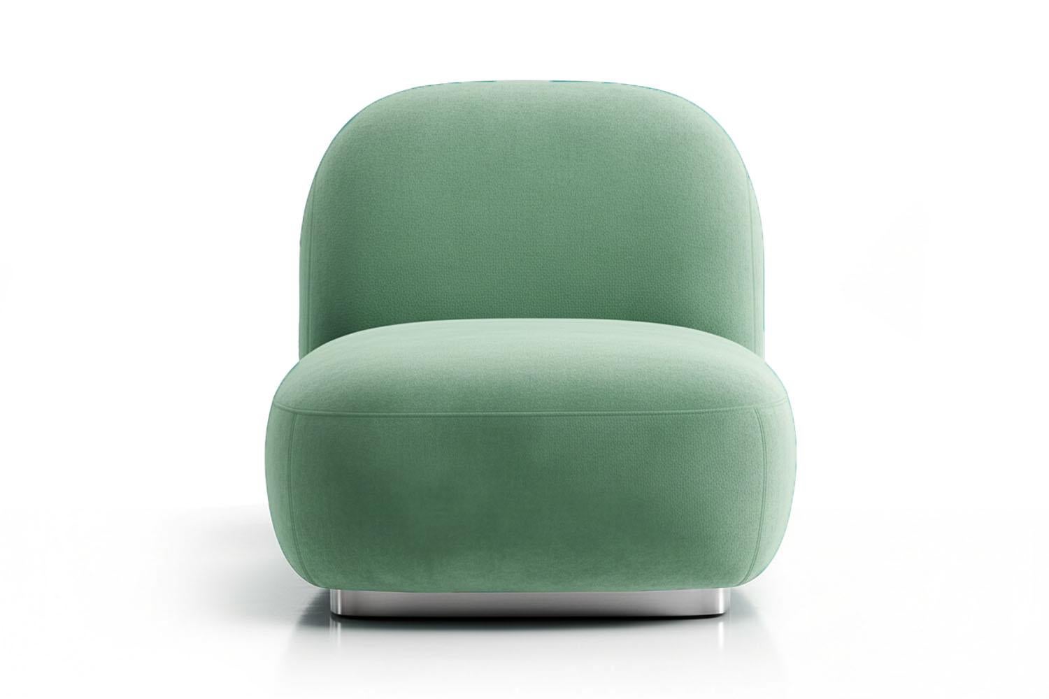 Der Susurro Accent Chair ist ein ruhiger, kraftvoller Stuhl, der zur Selbstbeobachtung einlädt. Der Name bedeutet 