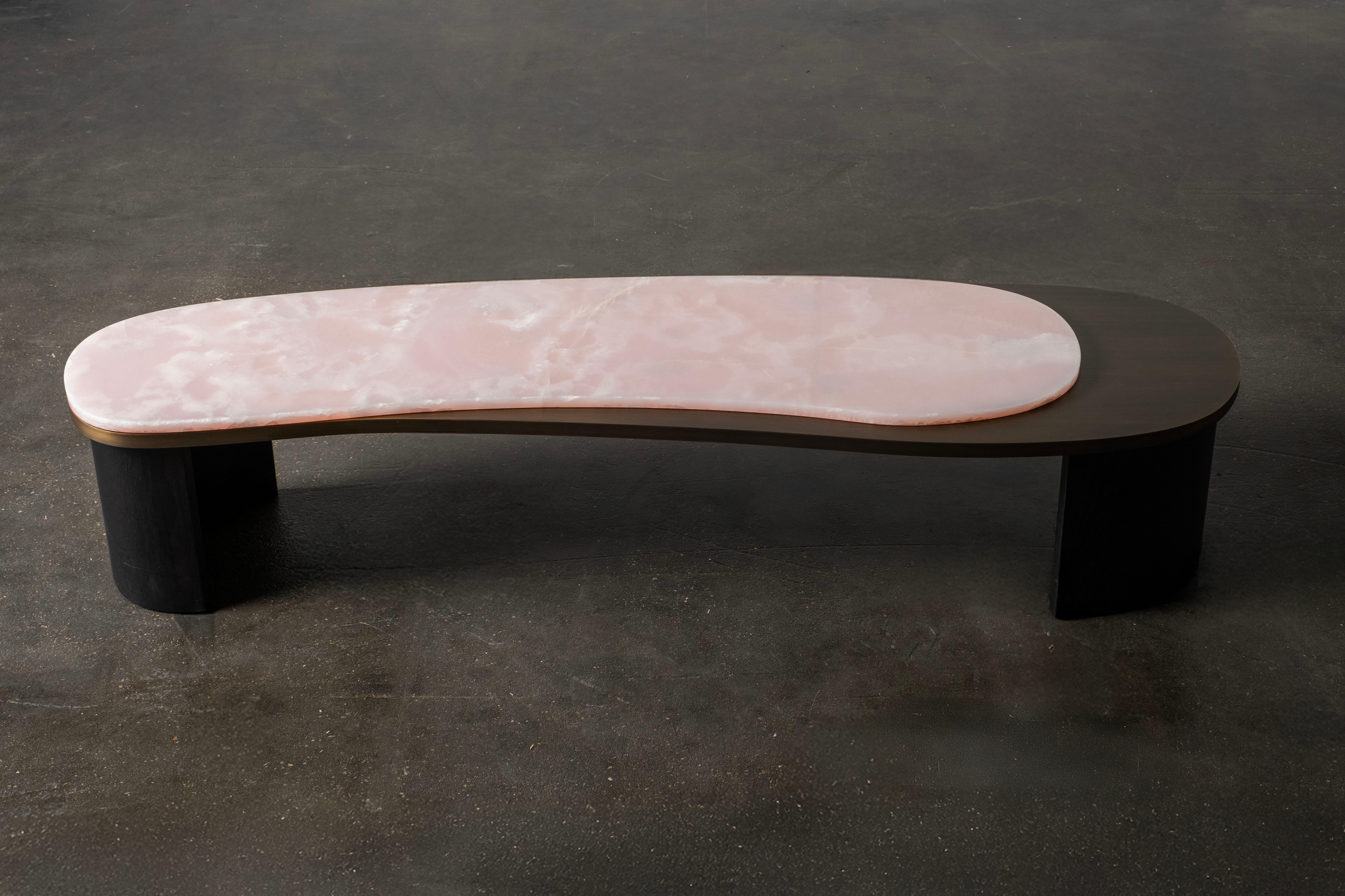 Organischer moderner Armona-Couchtisch, rosa Onyx, handgefertigt Portugal von Greenapple (21. Jahrhundert und zeitgenössisch) im Angebot