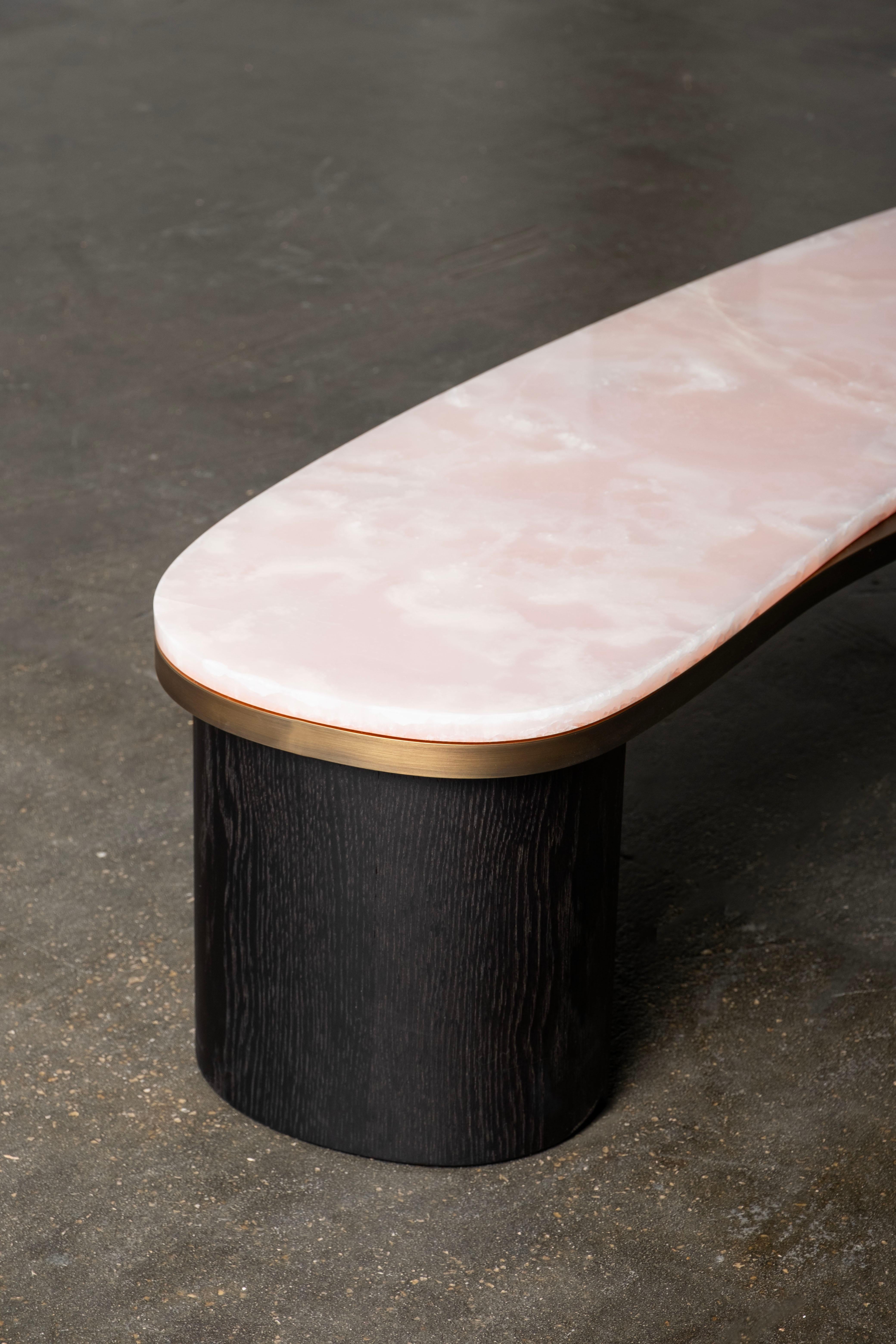 Organischer moderner Armona-Couchtisch, rosa Onyx, handgefertigt Portugal von Greenapple im Angebot 1