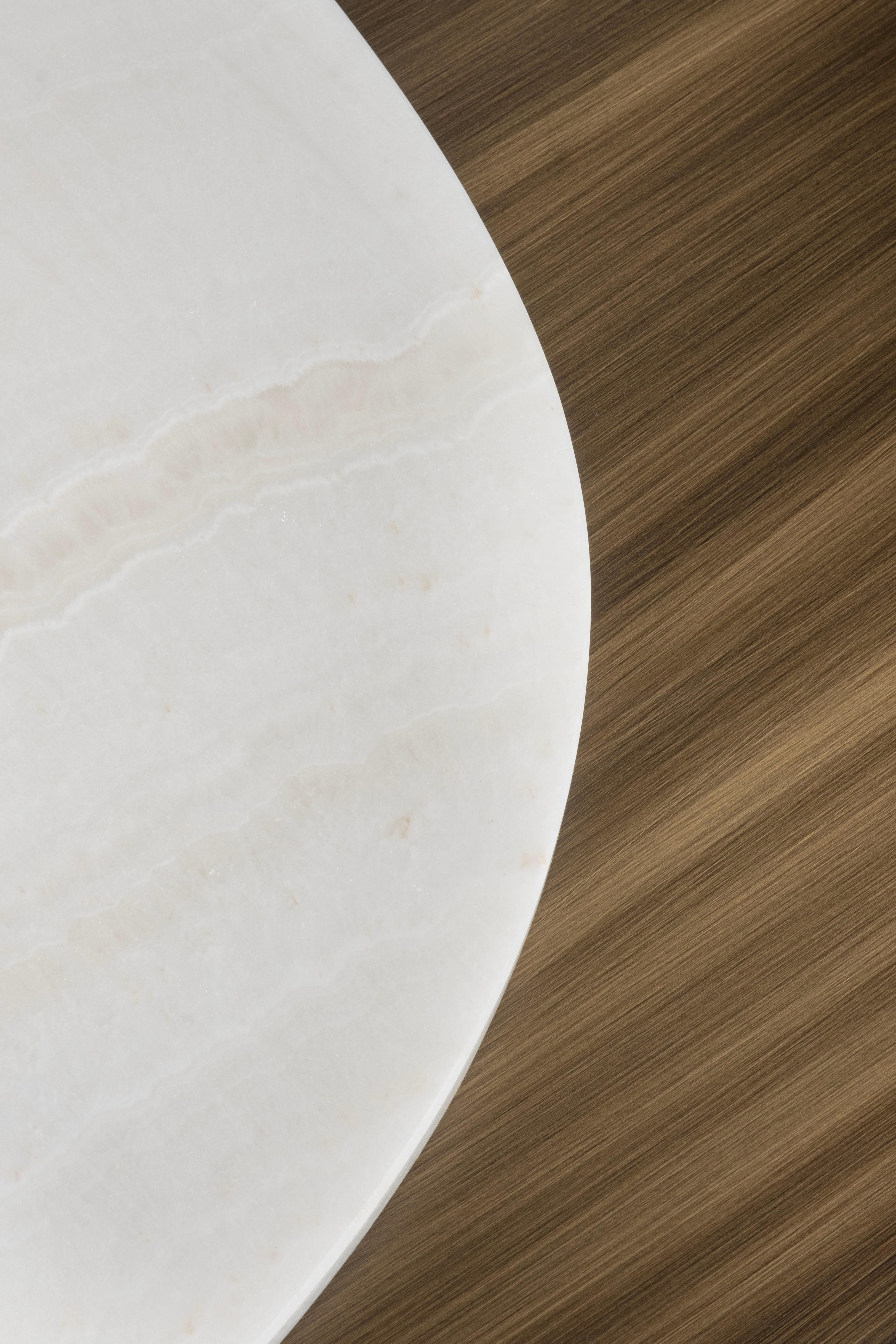 Laiton Table basse moderne et organique Armona, onyx blanc, fabriquée à la main au Portugal par Greenapple en vente