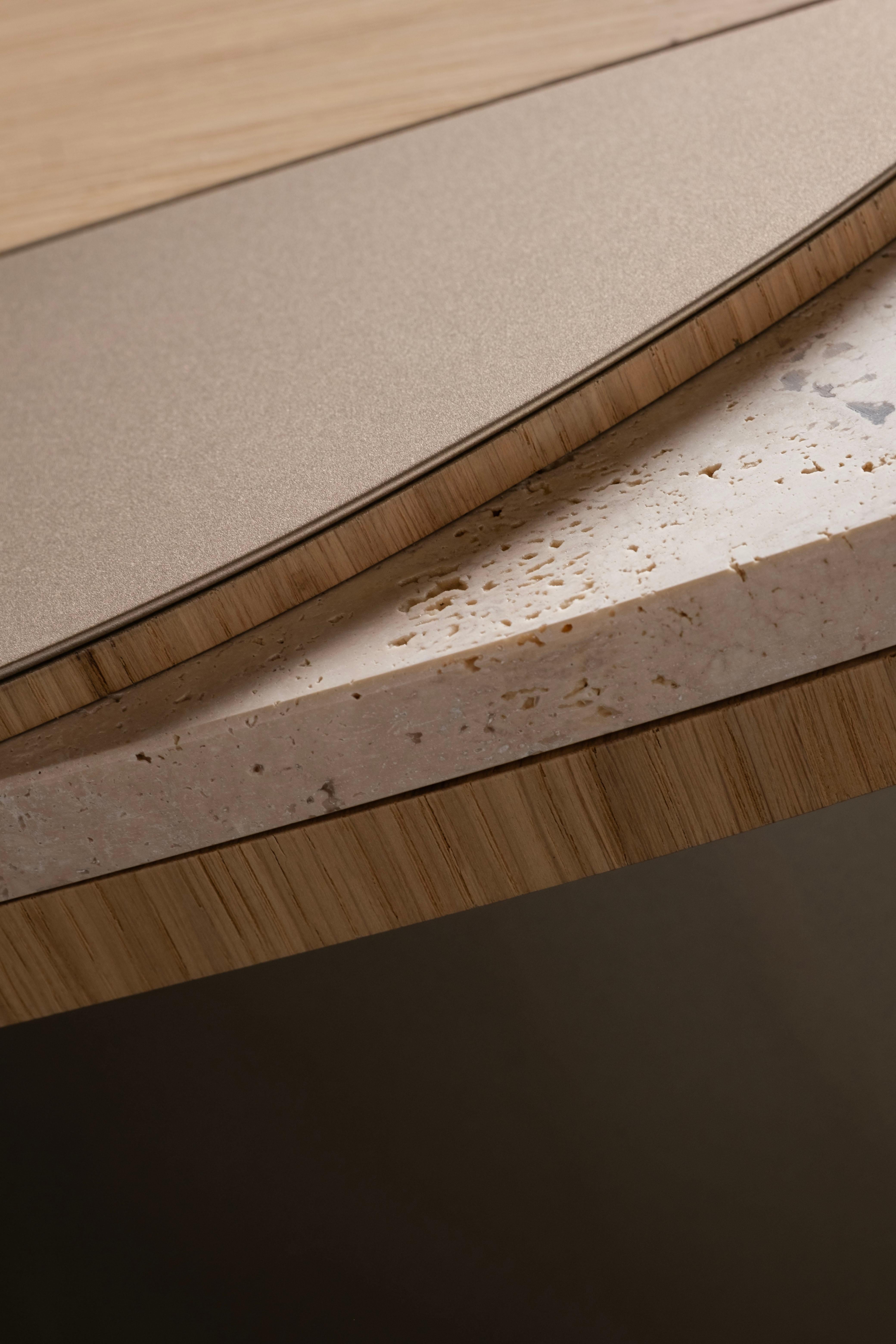Escritorio moderno orgánico Armona, roble, travertino, hecho a mano en Portugal by Greenapple en venta 2