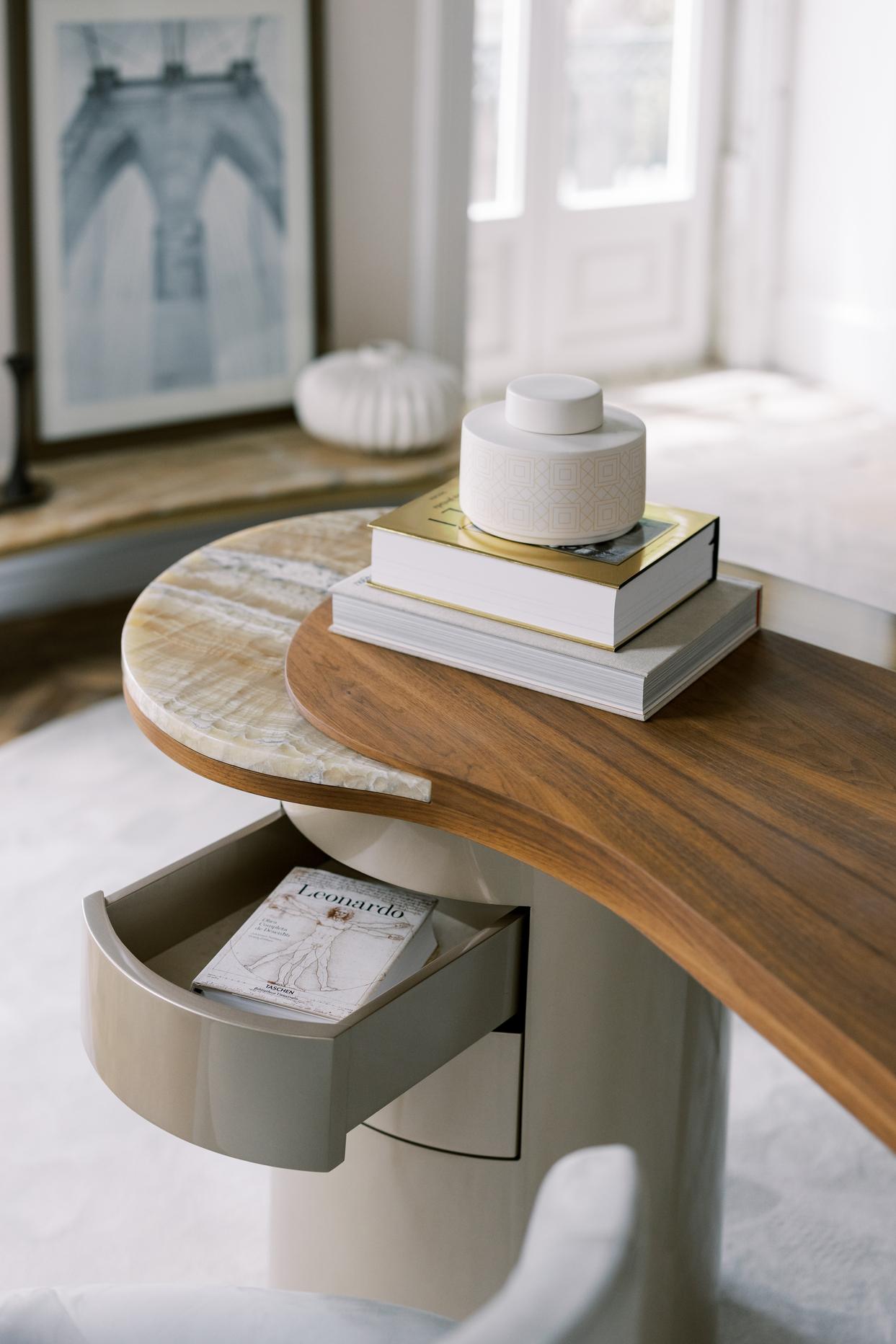 Armona Desk, Collection'S Contemporary, handgefertigt in Portugal - Europa von Greenapple.

Der Steintisch Armona ist von der ruhigen Landschaft der Insel Armona inspiriert und verkörpert einen Sinn für organische Schönheit und mühelose Raffinesse.