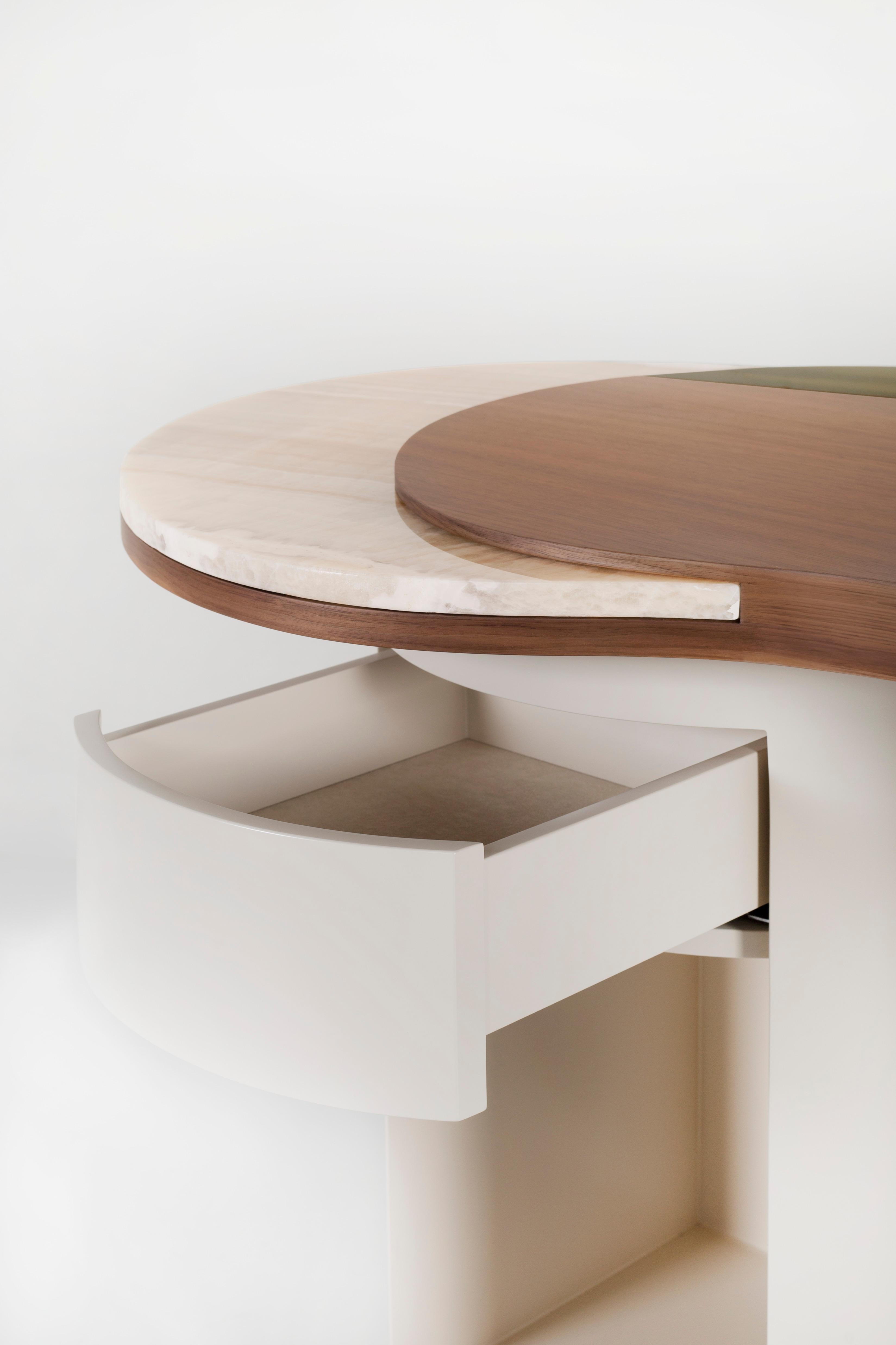 Armona-Schreibtisch der Organischen Moderne, Nussbaum, Messing, Onyx, Handgefertigt Portugal von Greenapple (Poliert) im Angebot