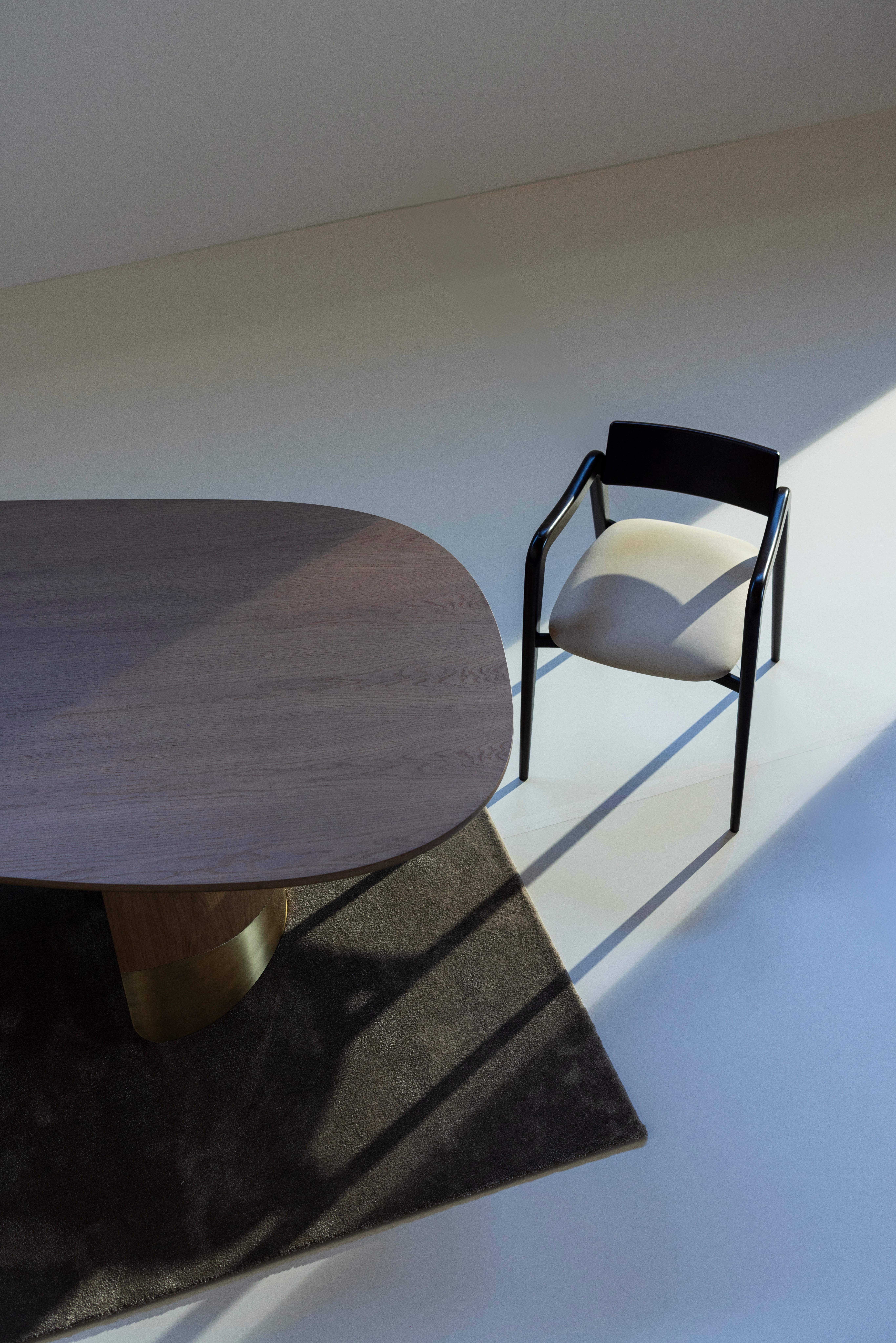 Table de salle à manger moderne et organique Armona, chêne américain, laiton, fabriquée à la main par Greenapple Neuf - En vente à Lisboa, PT