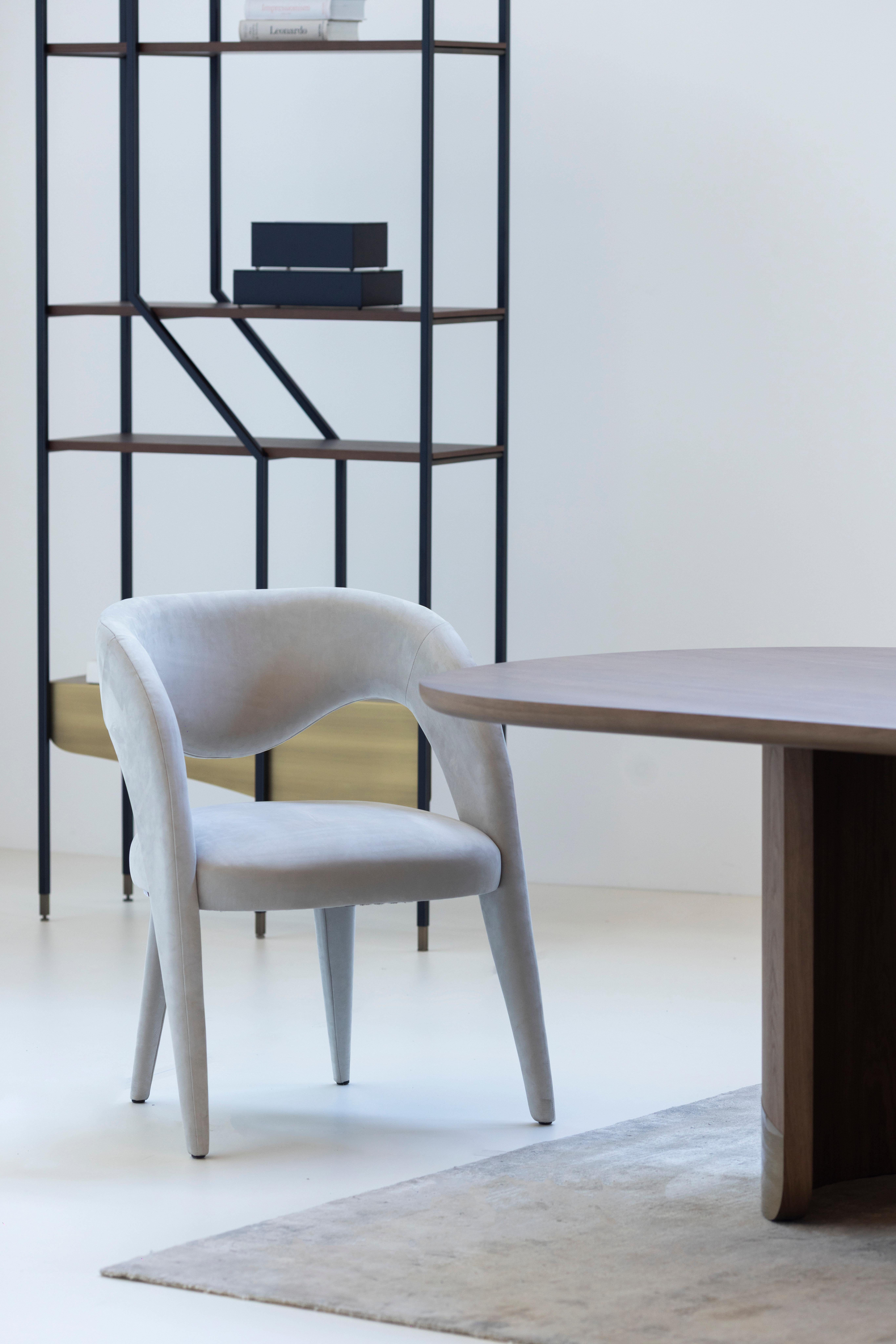 Laiton Table de salle à manger moderne et organique Armona, chêne américain, laiton, fabriquée à la main par Greenapple en vente
