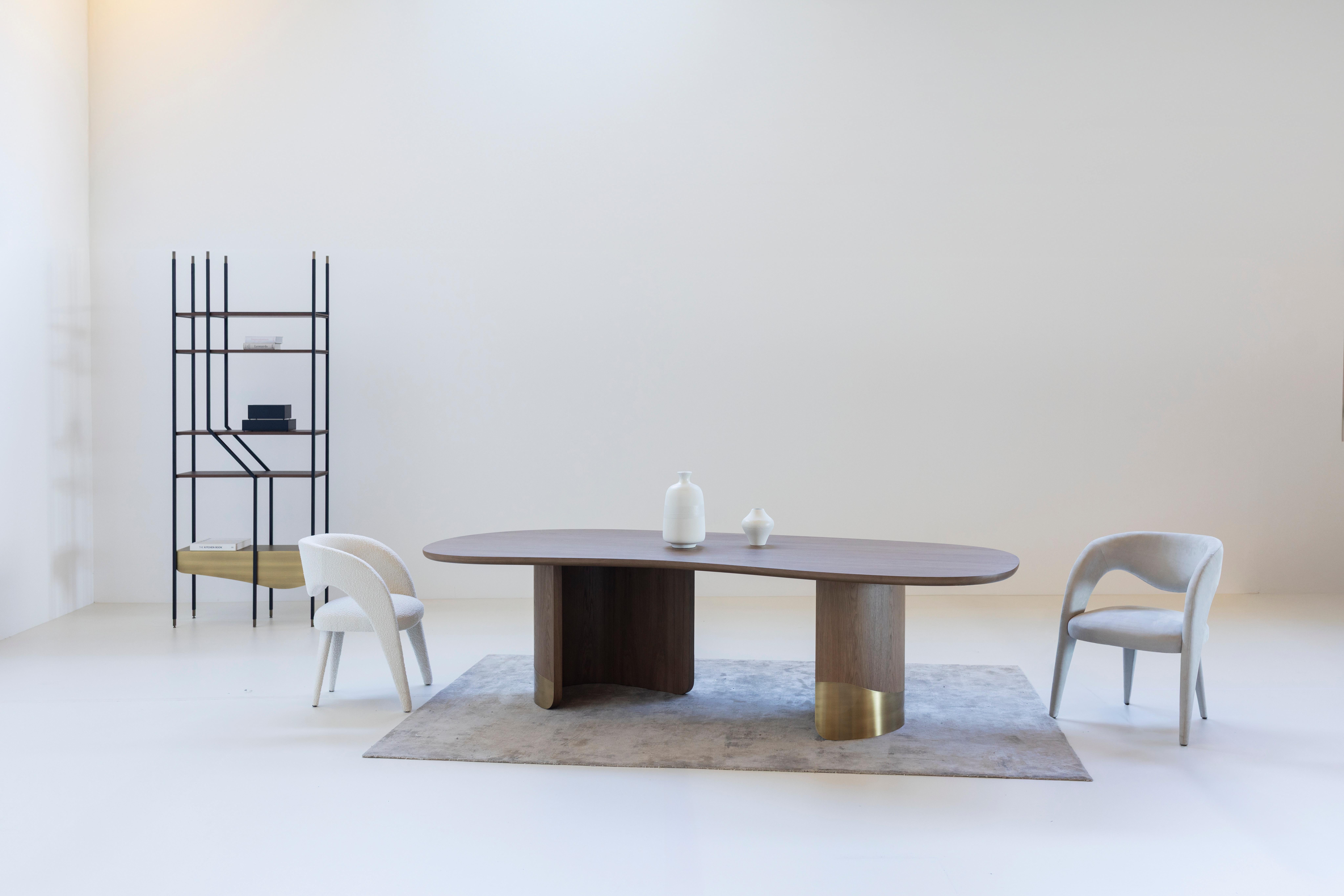 Table de salle à manger moderne et organique Armona, chêne américain, laiton, fabriquée à la main par Greenapple en vente 1