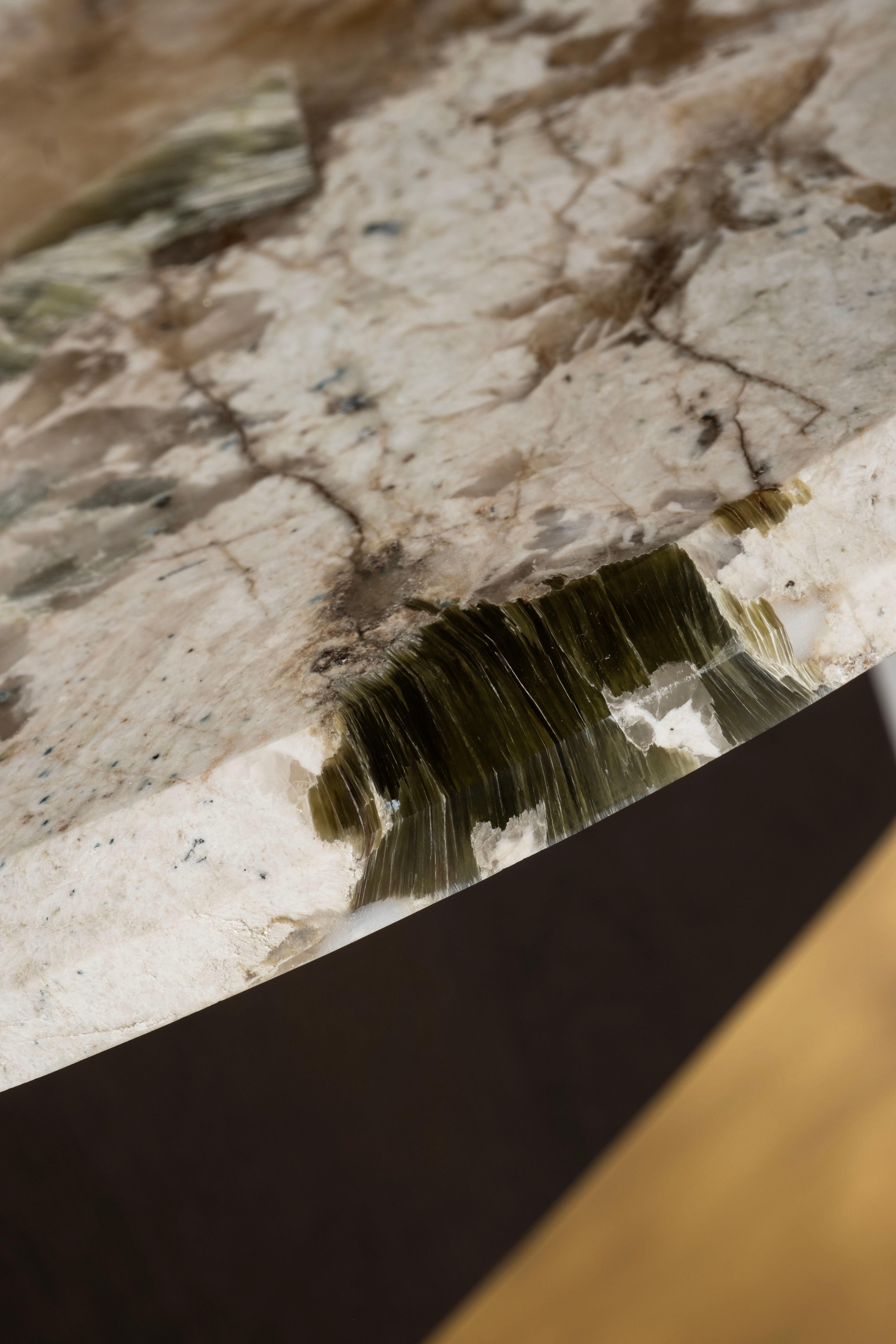 Table de salle à manger The Moderns Armona, Patagonia Stone, Brass, Handmade Greenapple en vente 2