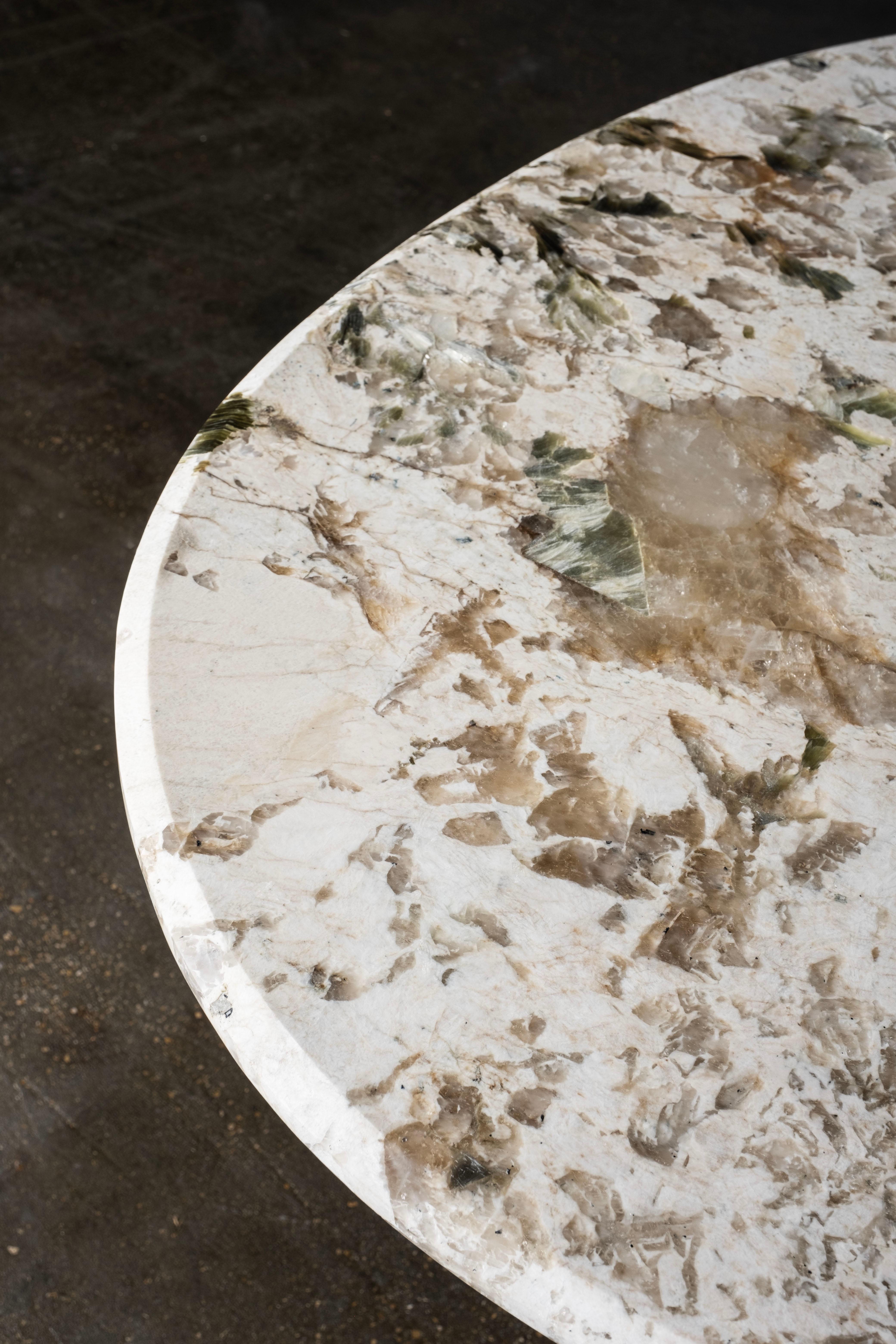 Table de salle à manger The Moderns Armona, Patagonia Stone, Brass, Handmade Greenapple en vente 3