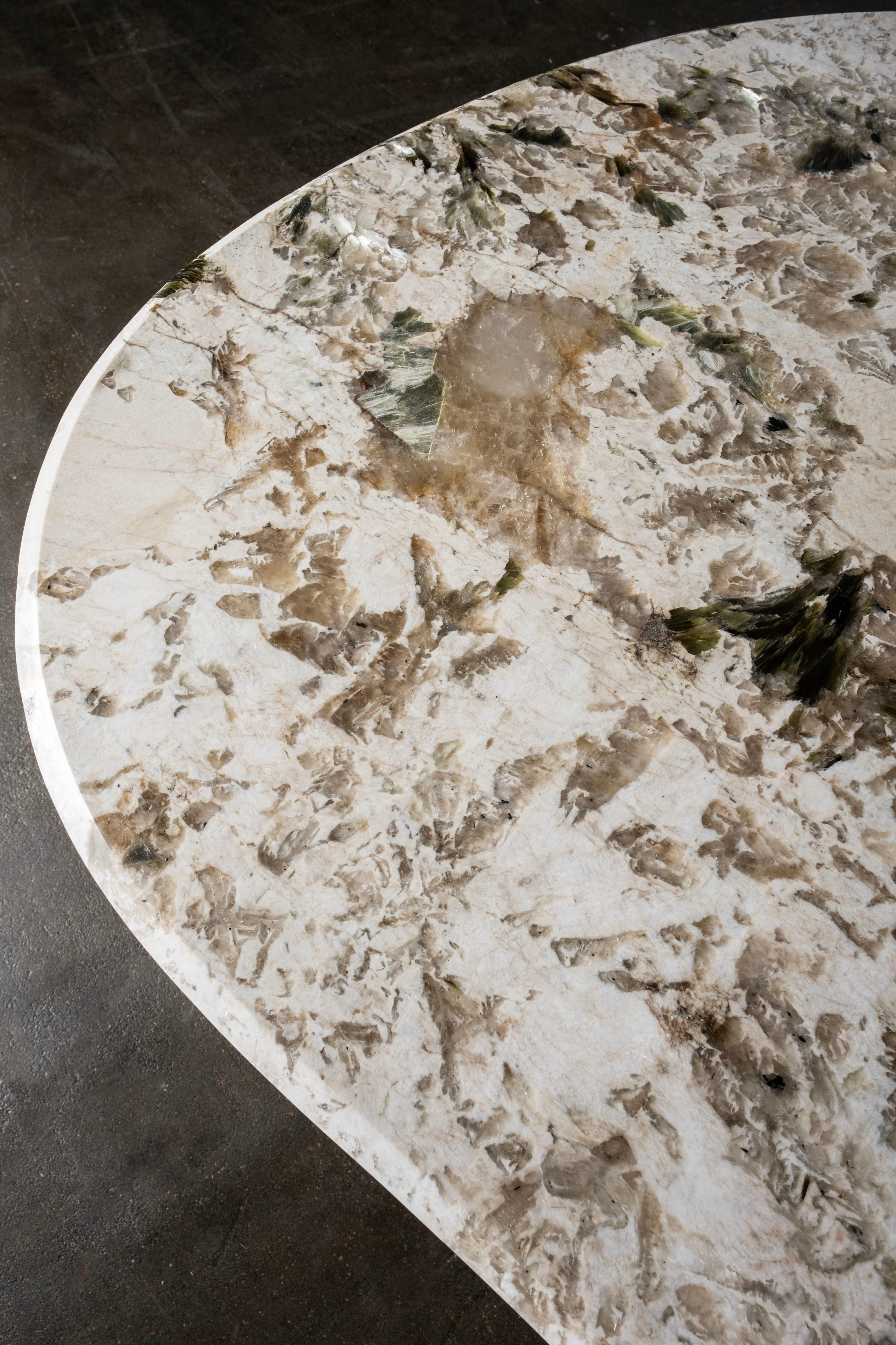 Table de salle à manger The Moderns Armona, Patagonia Stone, Brass, Handmade Greenapple en vente 6