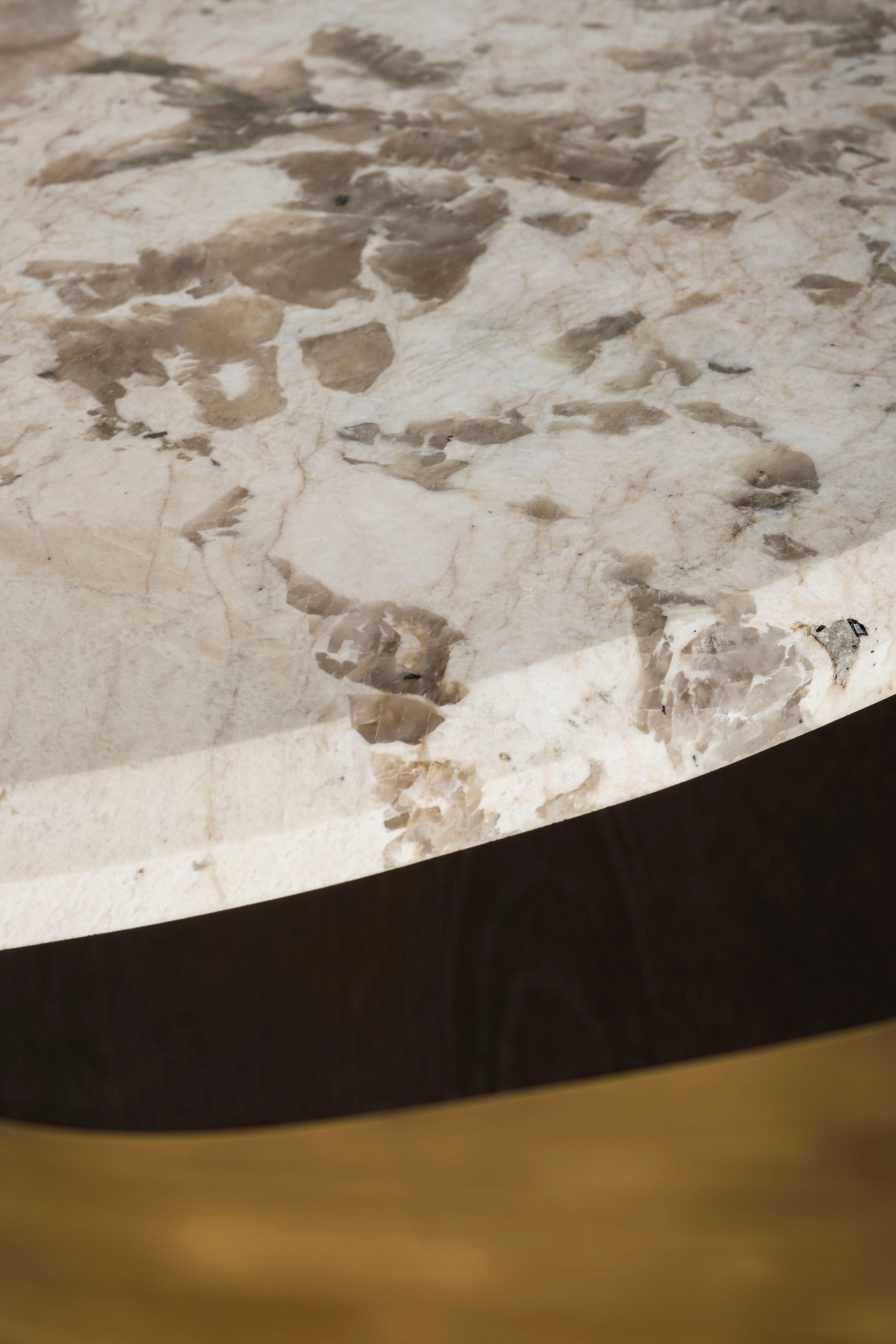 Table de salle à manger The Moderns Armona, Patagonia Stone, Brass, Handmade Greenapple en vente 1