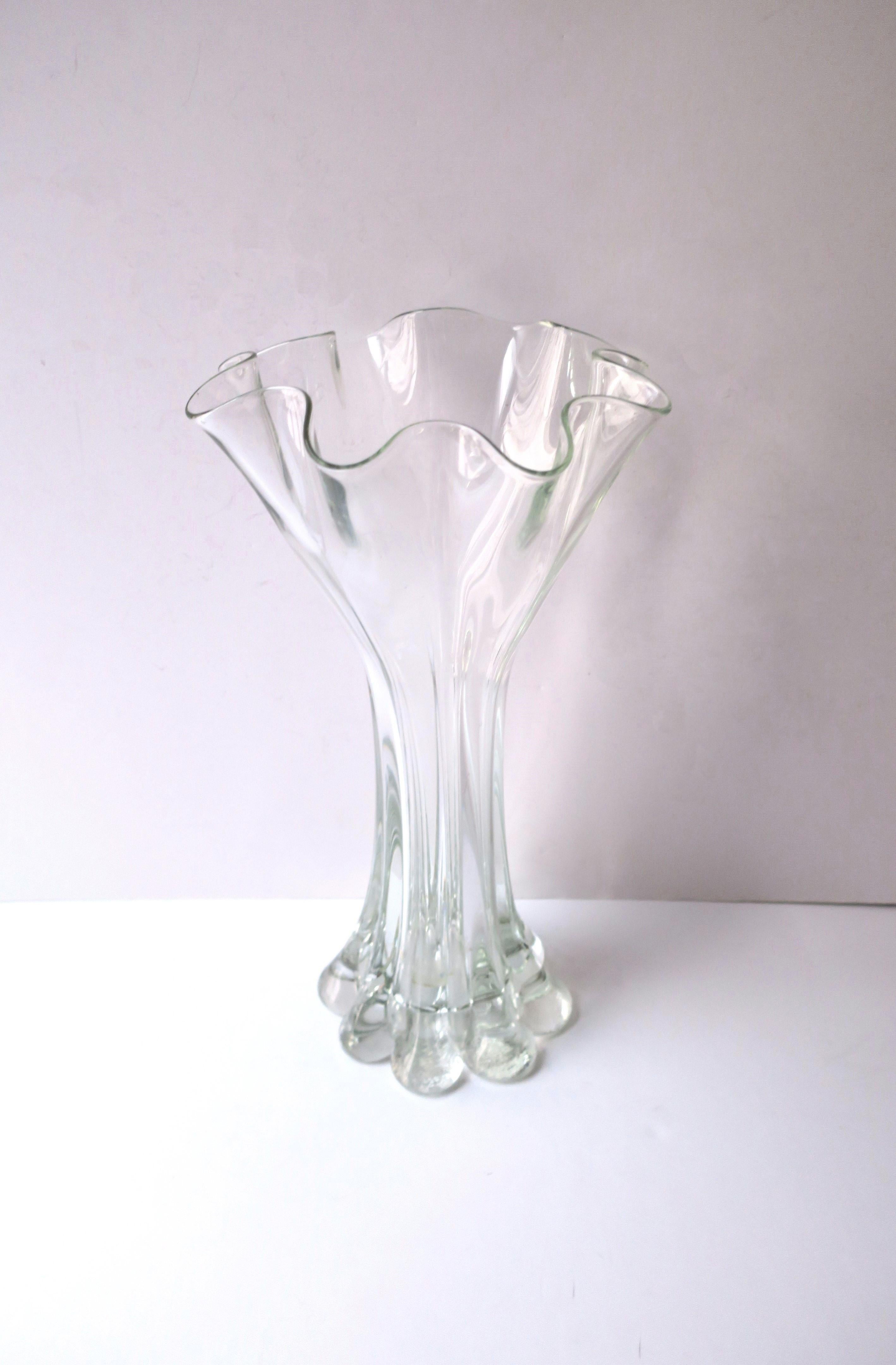 Magnifique vase en verre d'art transparent soufflé à la bouche, Organic Modern, vers le milieu ou la fin du XXe siècle, Scandinavie. Un magnifique vase en verre d'art avec un bord à volants et un col/base moderne en forme de coffre. Marque de pontil