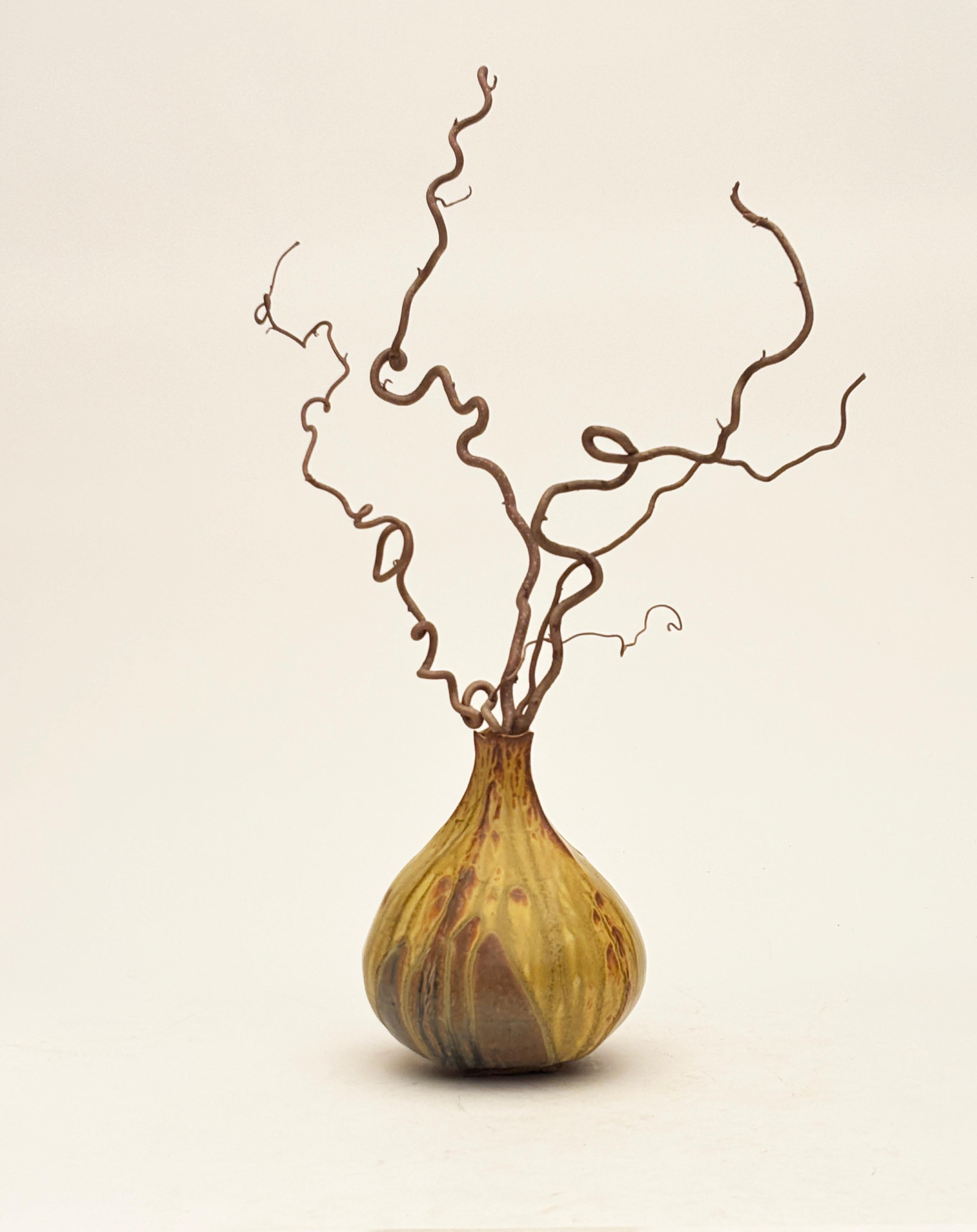 Imaginez un espace avec les plus beaux tons organiques modernes et des surfaces dans les tons de tan, d'ambre, de taupe et de moutarde. Simple. Pure. Un retour aux sources, mais un design d'avant-garde. Bienvenue dans cette nouvelle pièce
