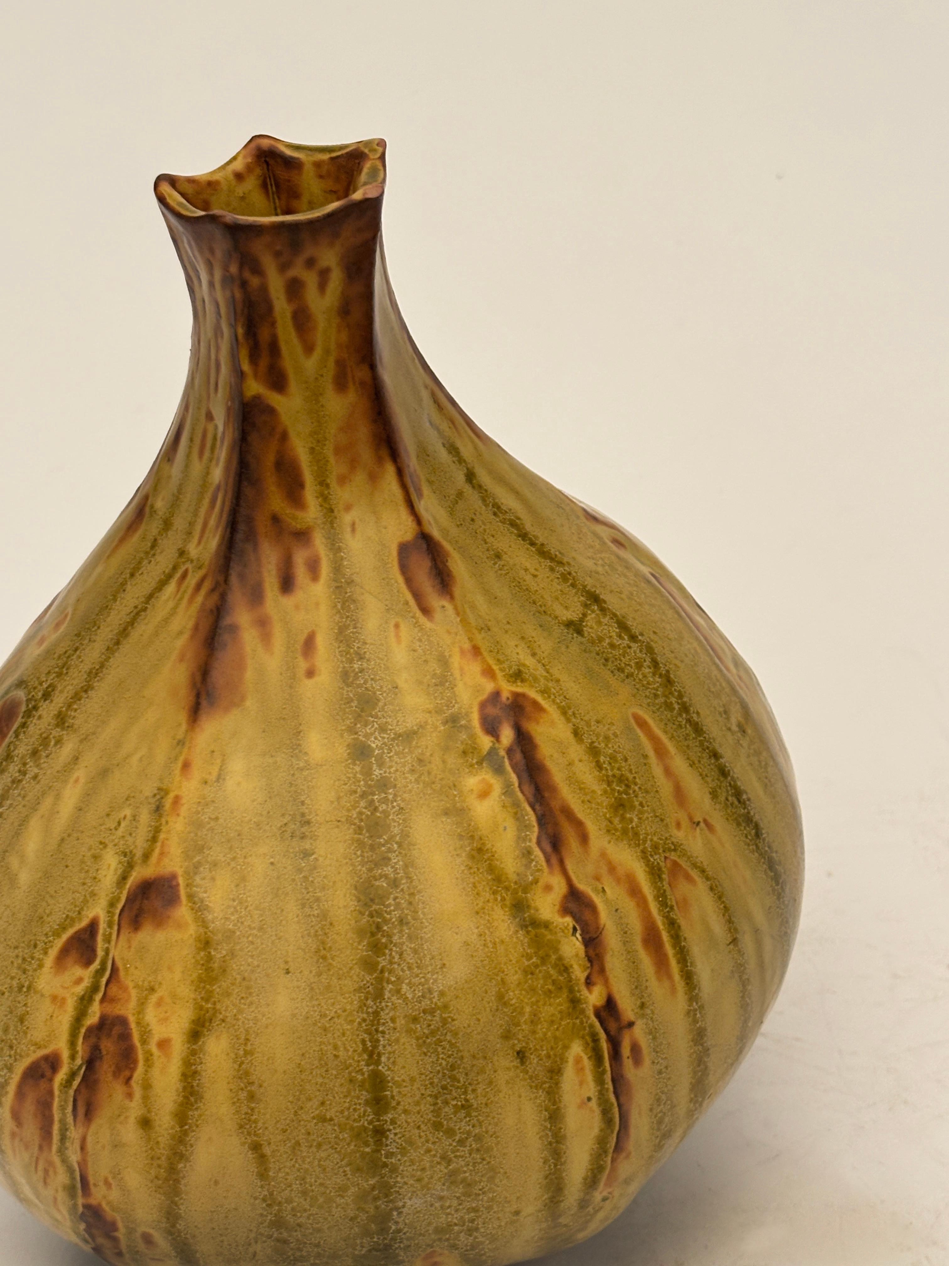 Inconnu Vase moderne organique en frêne émaillé et Wood Wood dans les tons ambre et moutarde en vente